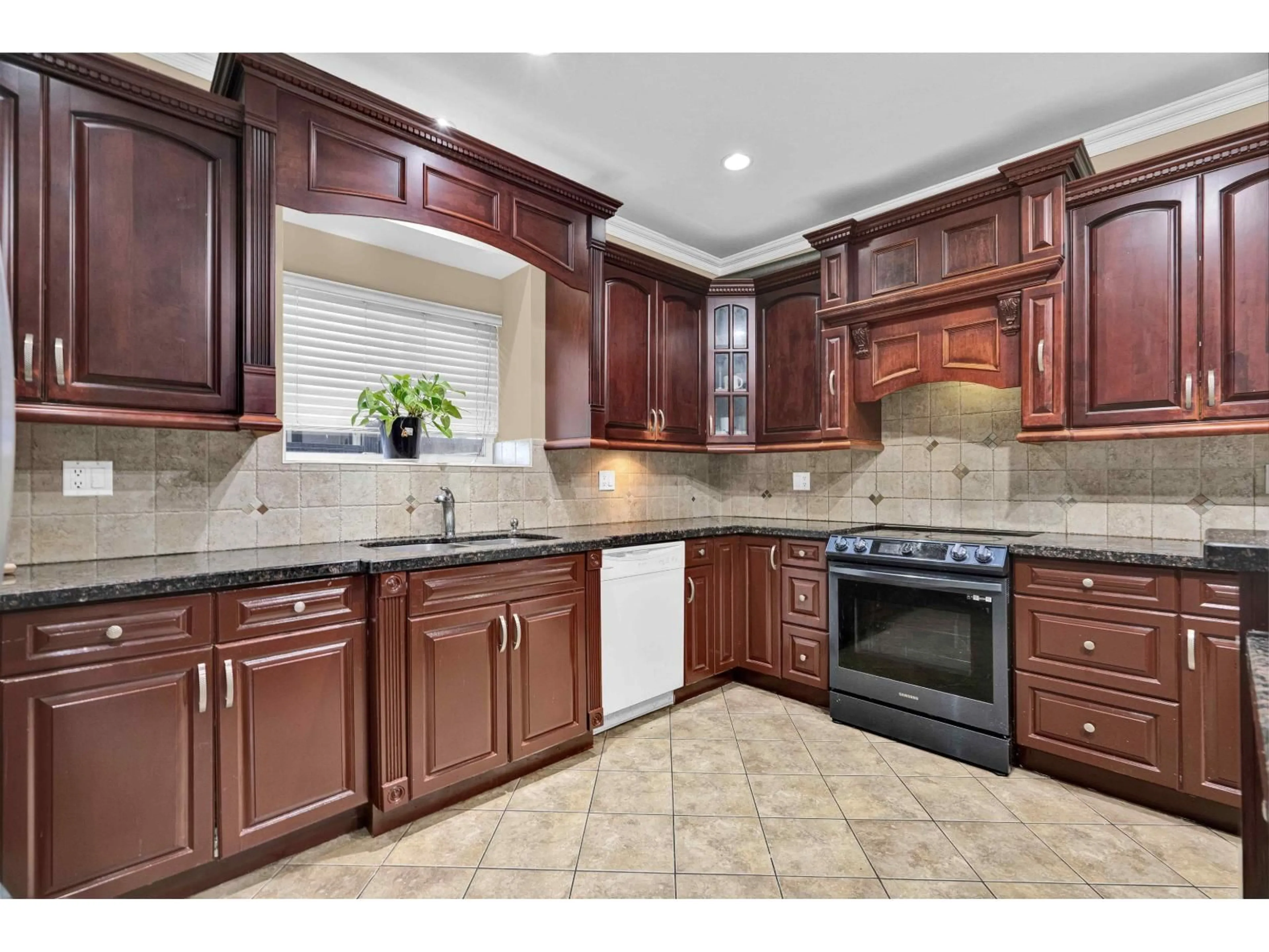 Open concept kitchen, ceramic/tile floor for 8179 112 STREET, Delta British Columbia V4C4W4