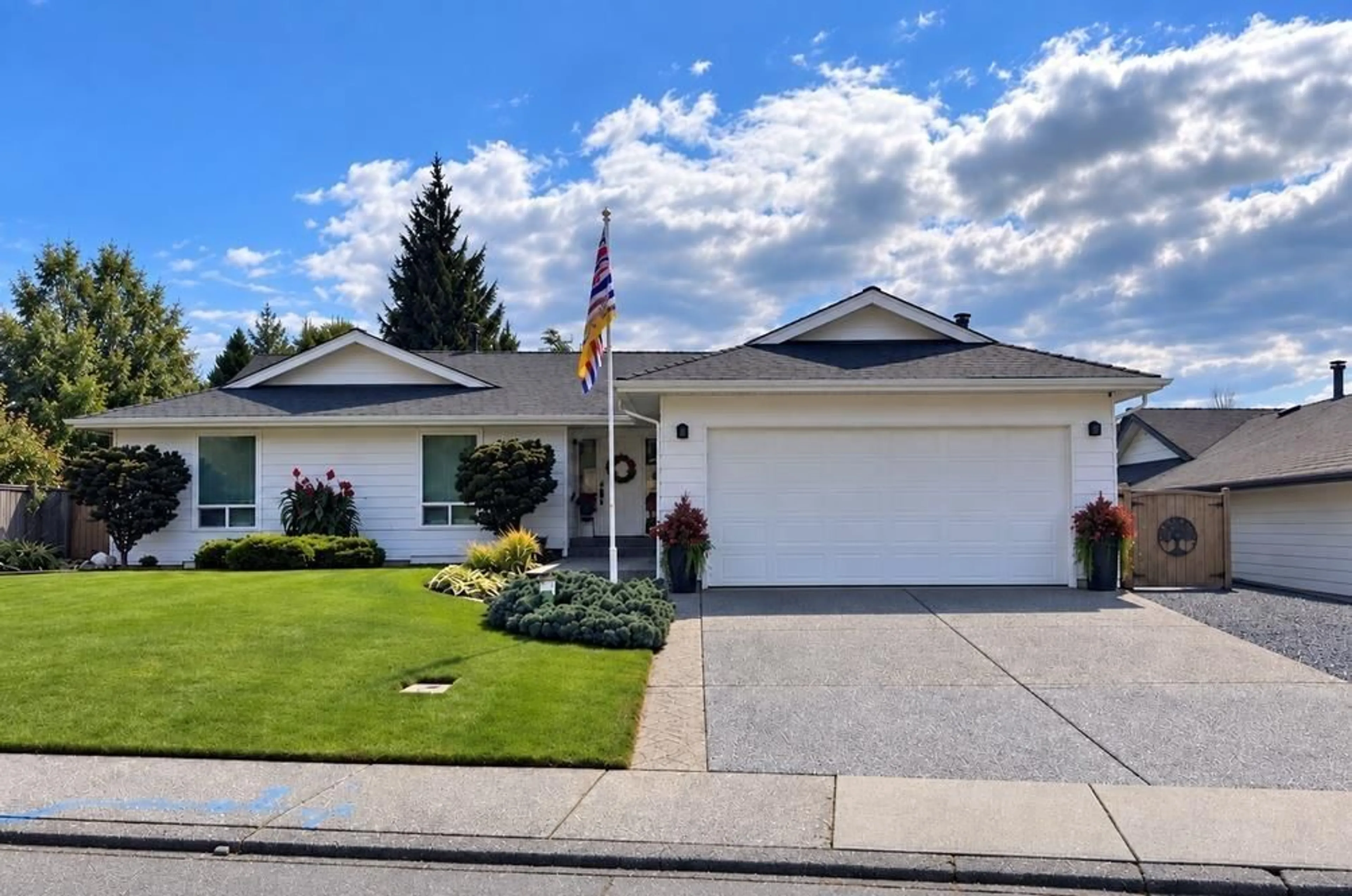 Home with vinyl exterior material, street for 31524 SUNNYSIDE CRESCENT, Abbotsford British Columbia V2T4B3