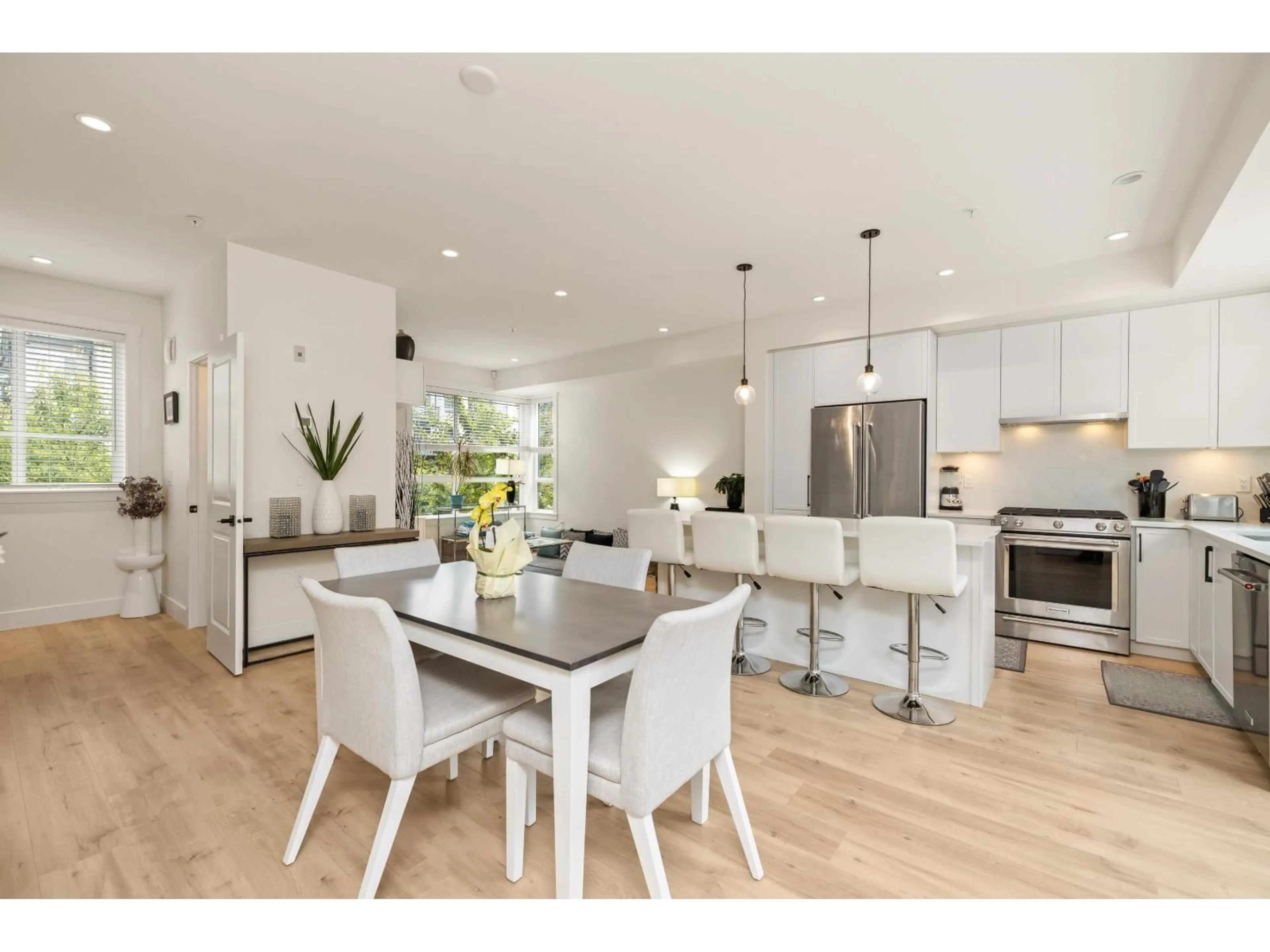 Open concept kitchen, wood/laminate floor for 6 - 19935 75A AVENUE, Langley British Columbia V2Y4L5