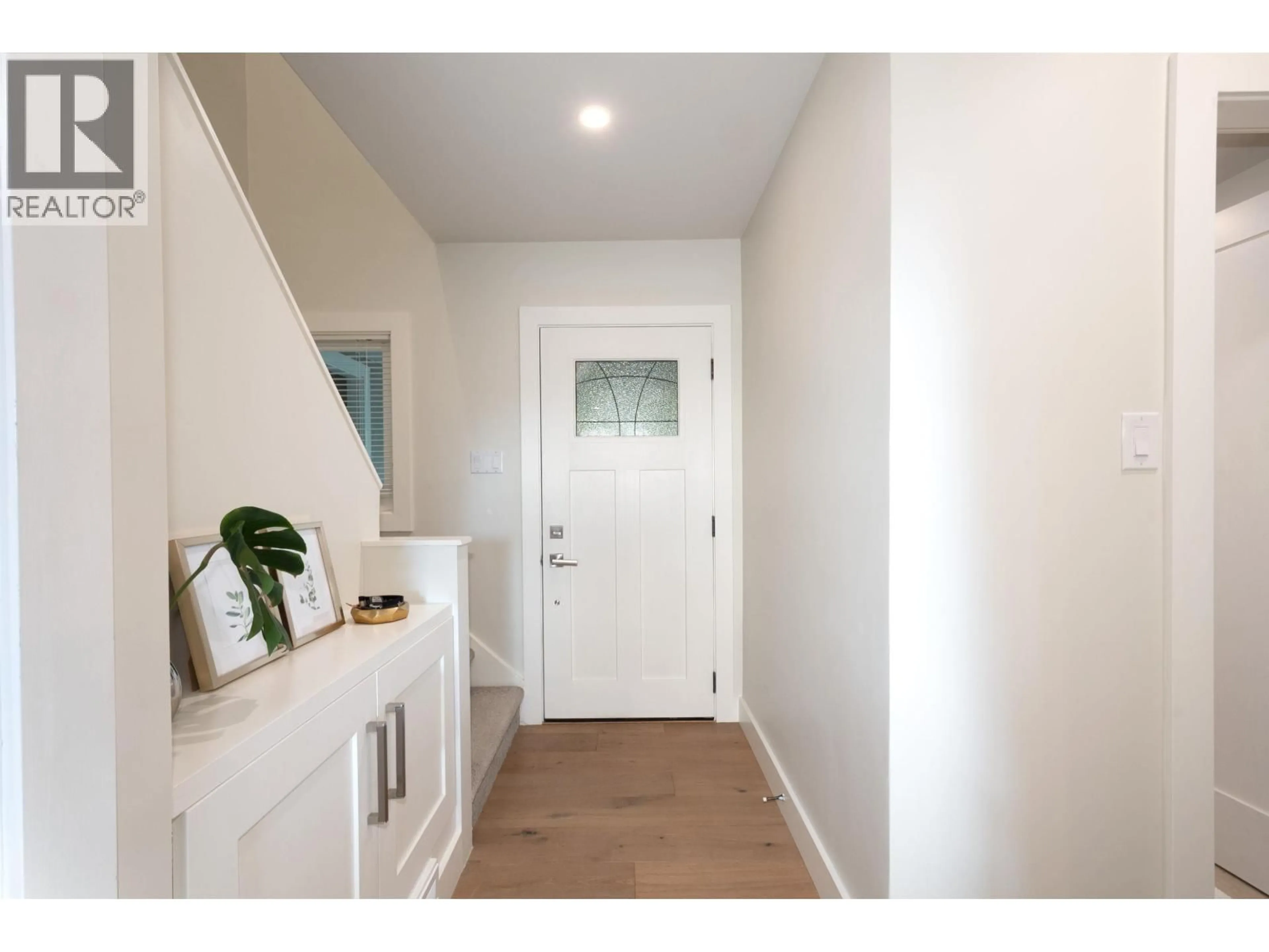 Indoor entryway for 3067 PLYMOUTH DRIVE, North Vancouver British Columbia V7H1C8