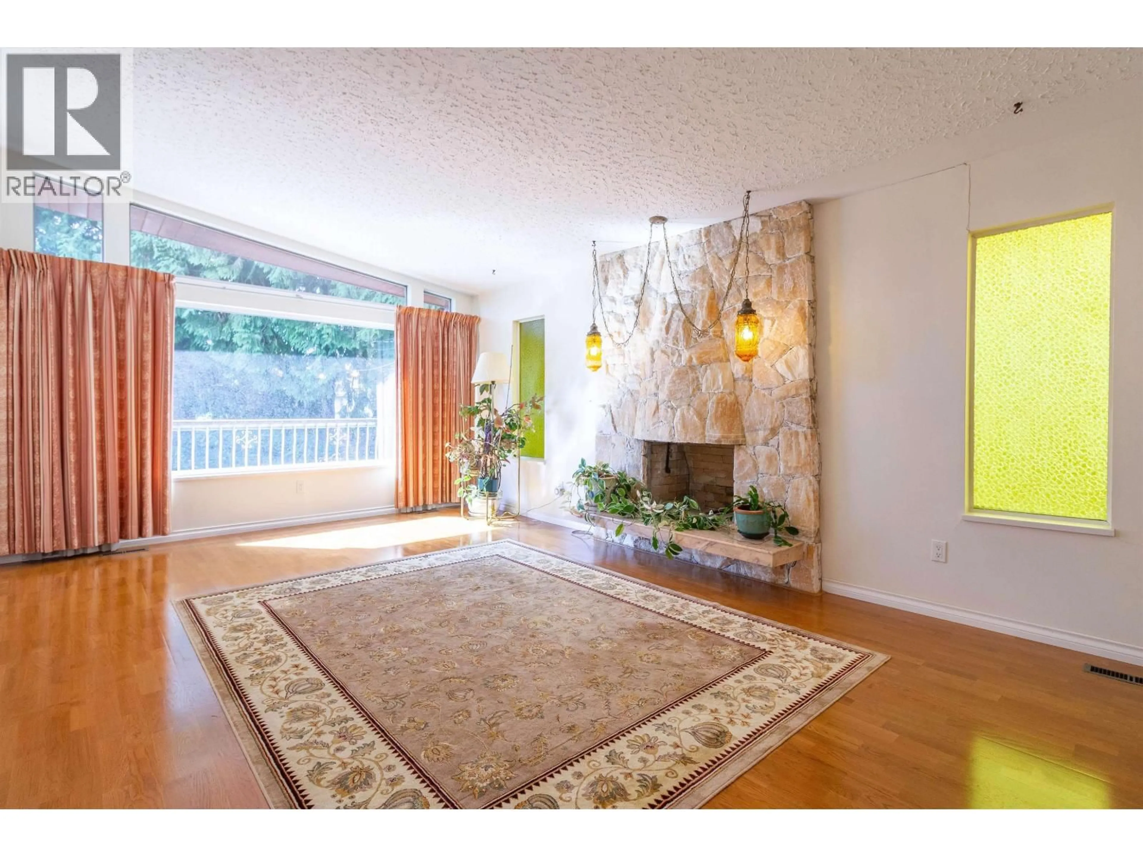 Unknown for 7107 BROADWAY, Burnaby British Columbia V5A1R7