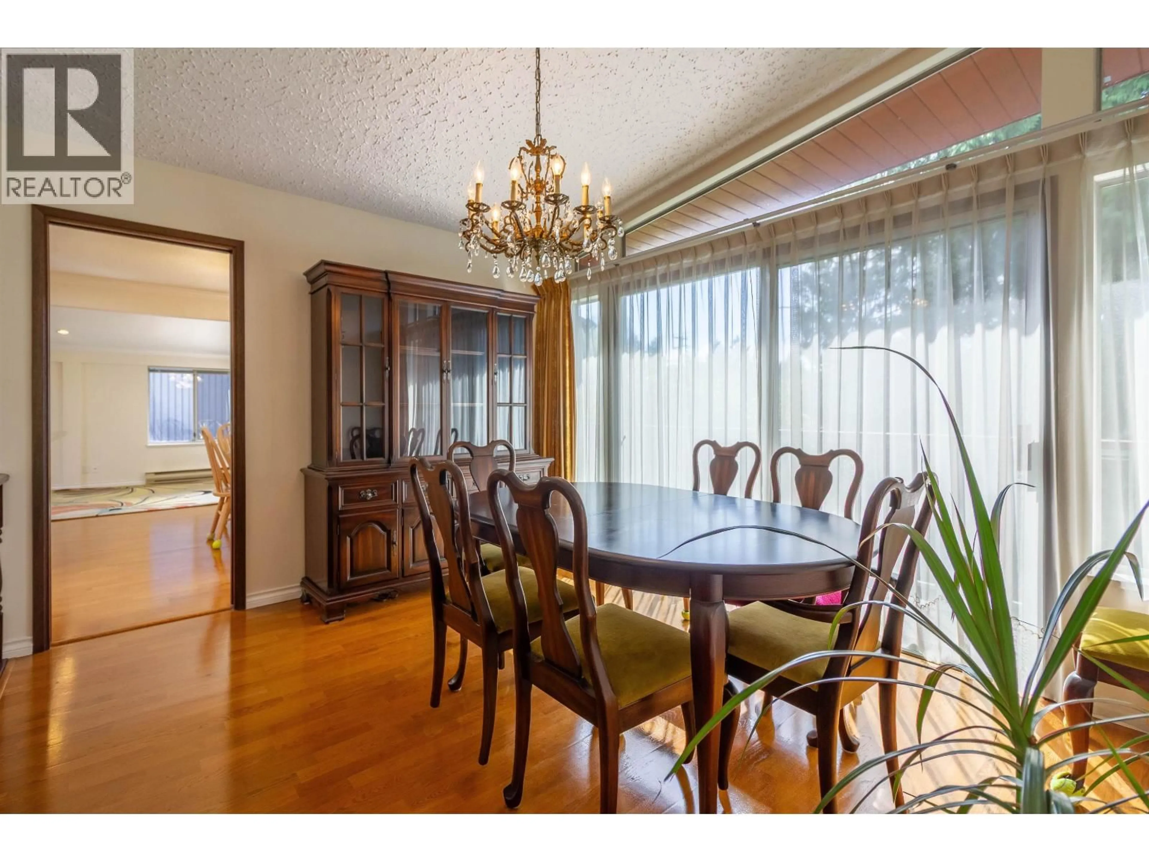 Dining room, wood/laminate floor for 7107 BROADWAY, Burnaby British Columbia V5A1R7