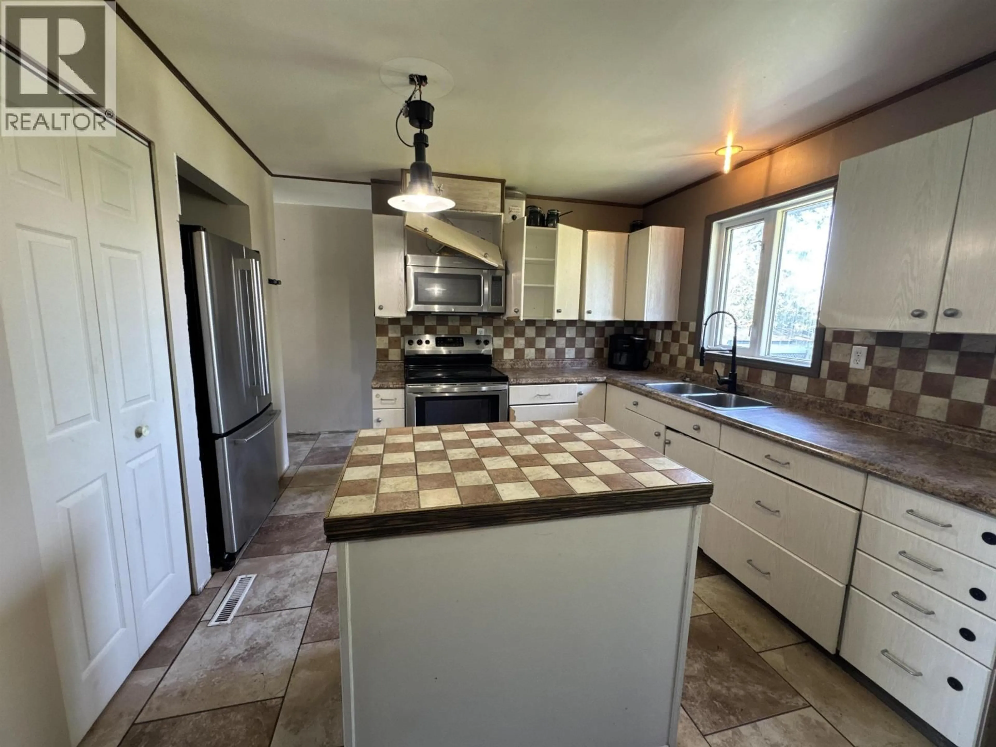 Unknown for 9707 WILLOW ROAD, Fort St. John British Columbia V1J8A5