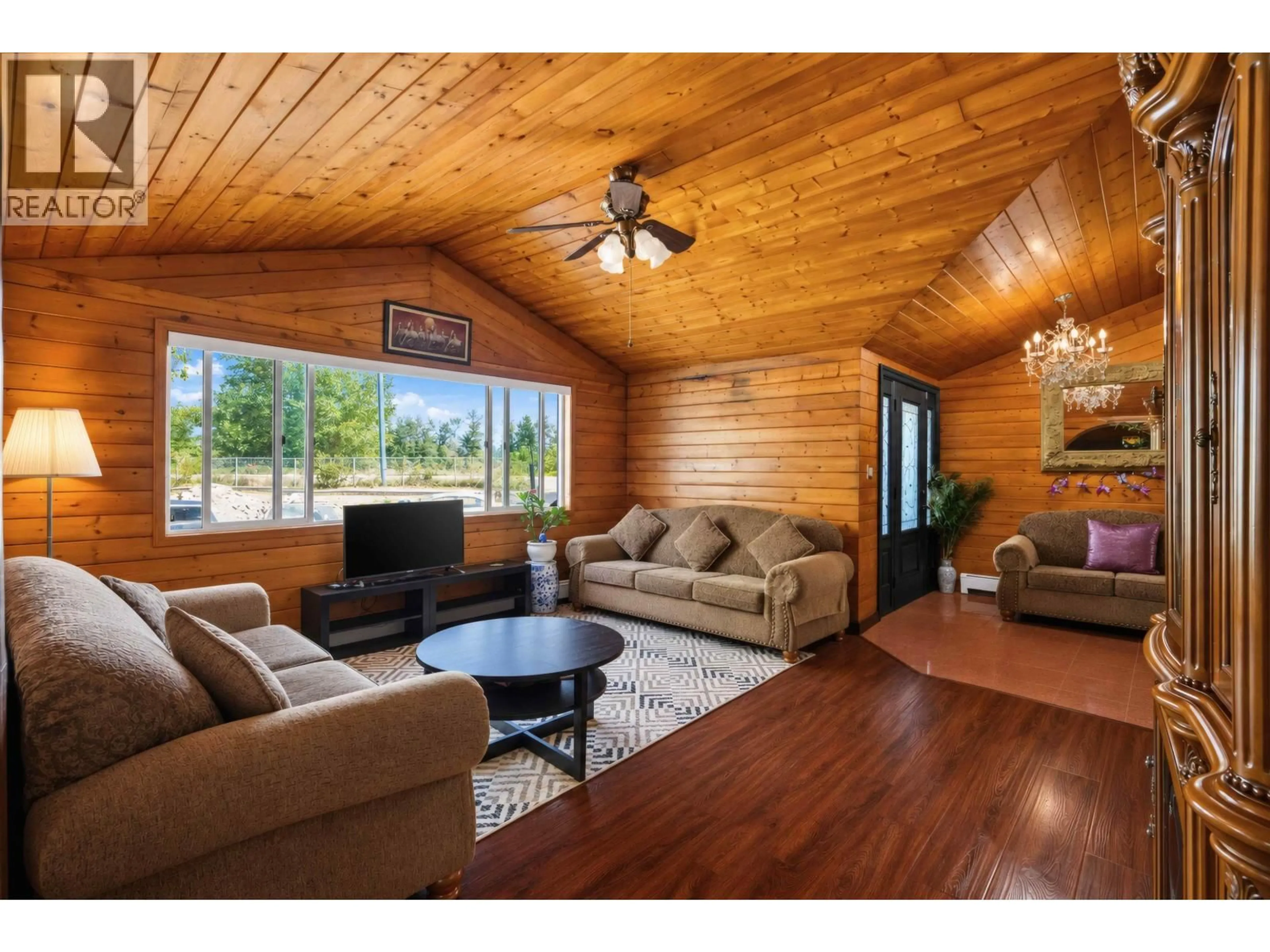 Living room with furniture, wood/laminate floor for 19500 RIVER ROAD, Richmond British Columbia V6V1M3