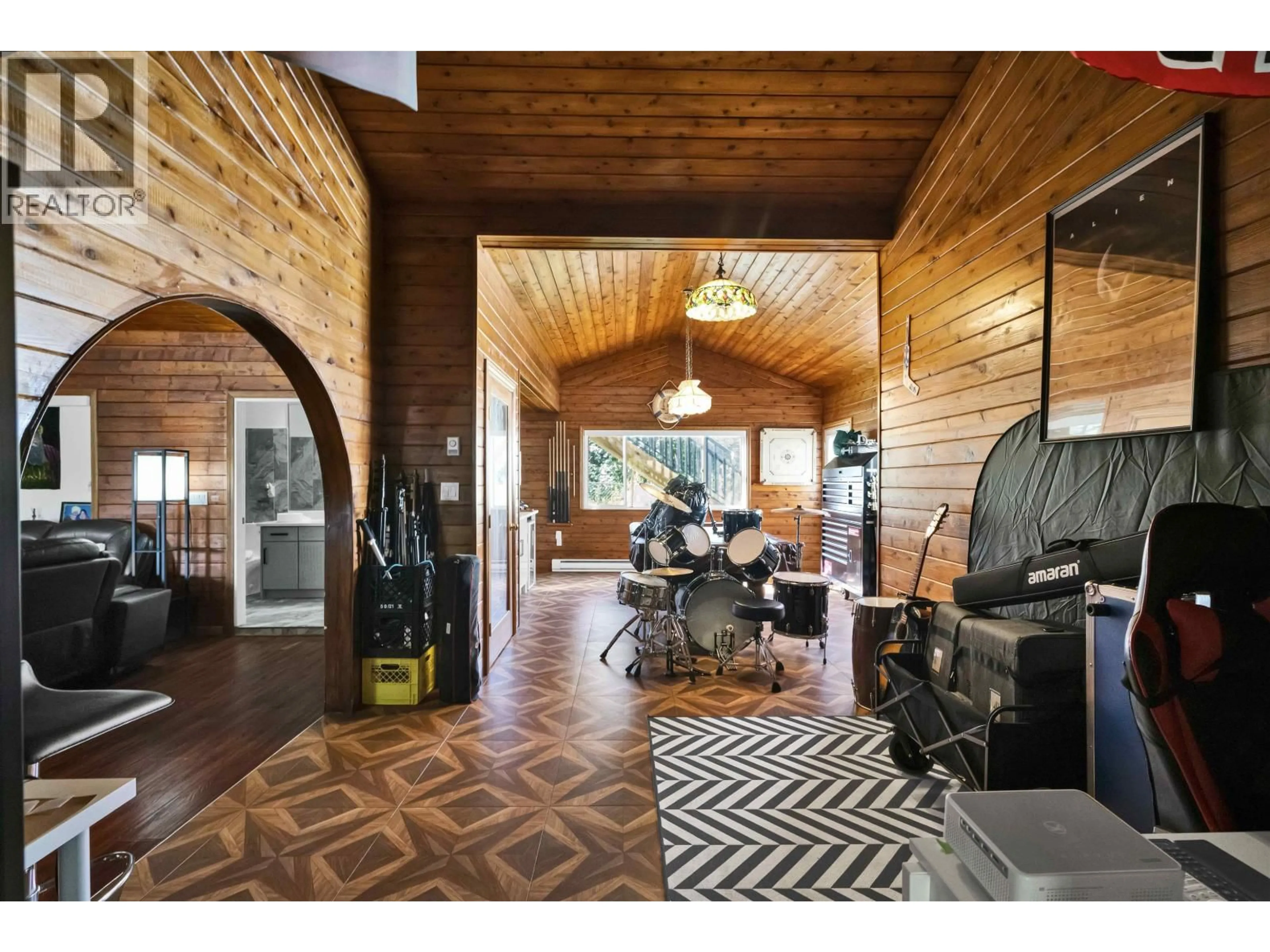 Indoor foyer for 19500 RIVER ROAD, Richmond British Columbia V6V1M3