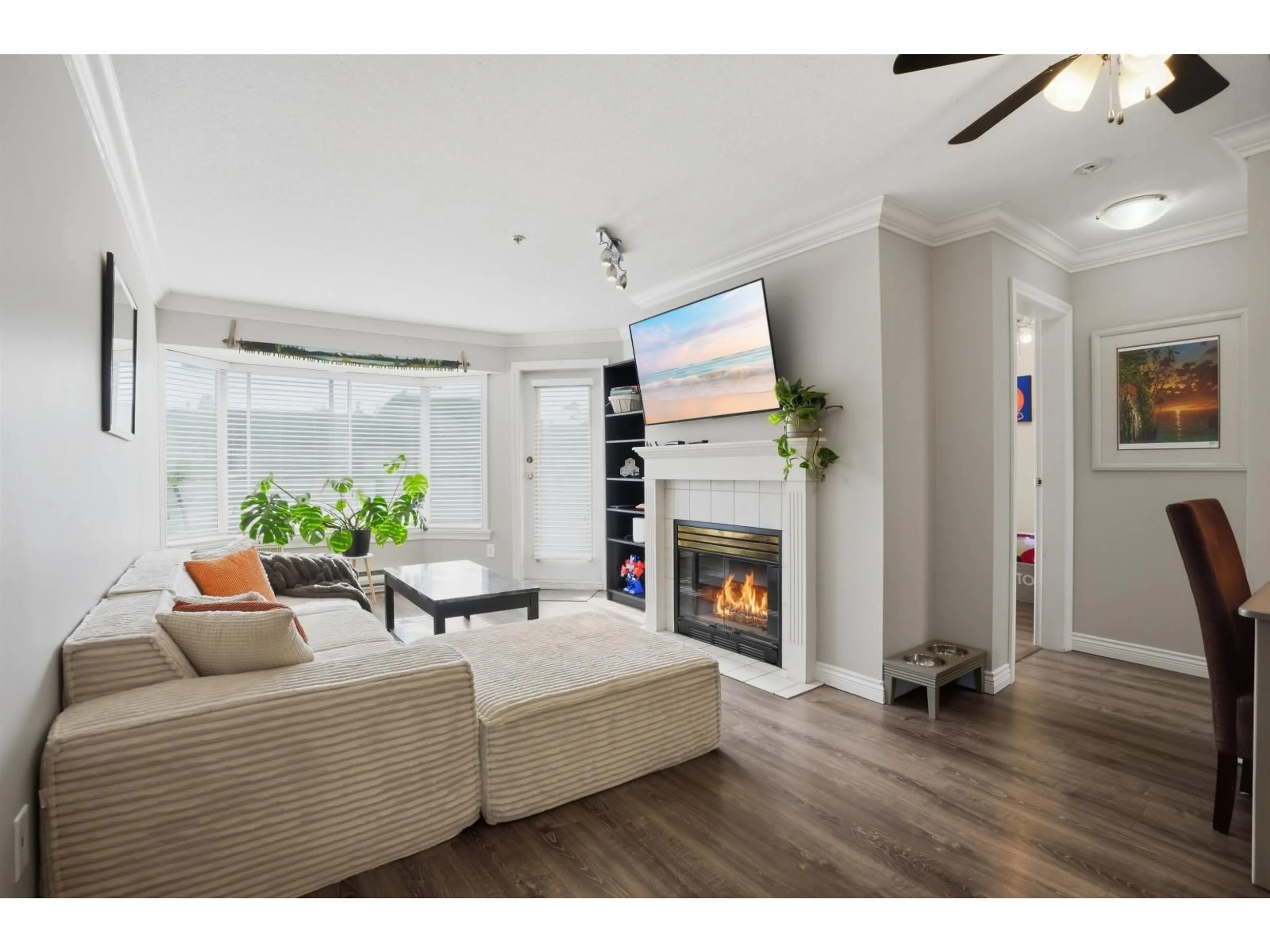 Living room with furniture, unknown for 418 - 2962 TRETHEWEY STREET, Abbotsford British Columbia V2T4M3