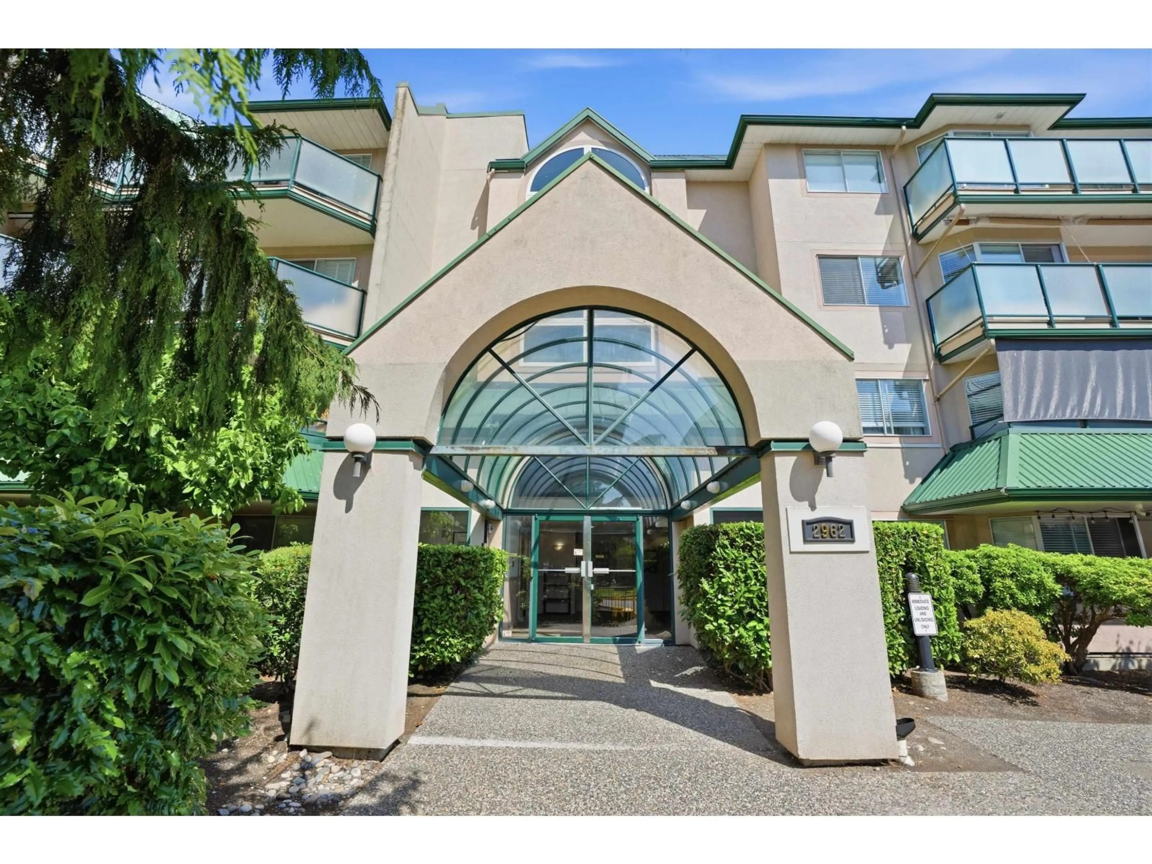 Indoor foyer for 418 - 2962 TRETHEWEY STREET, Abbotsford British Columbia V2T4M3