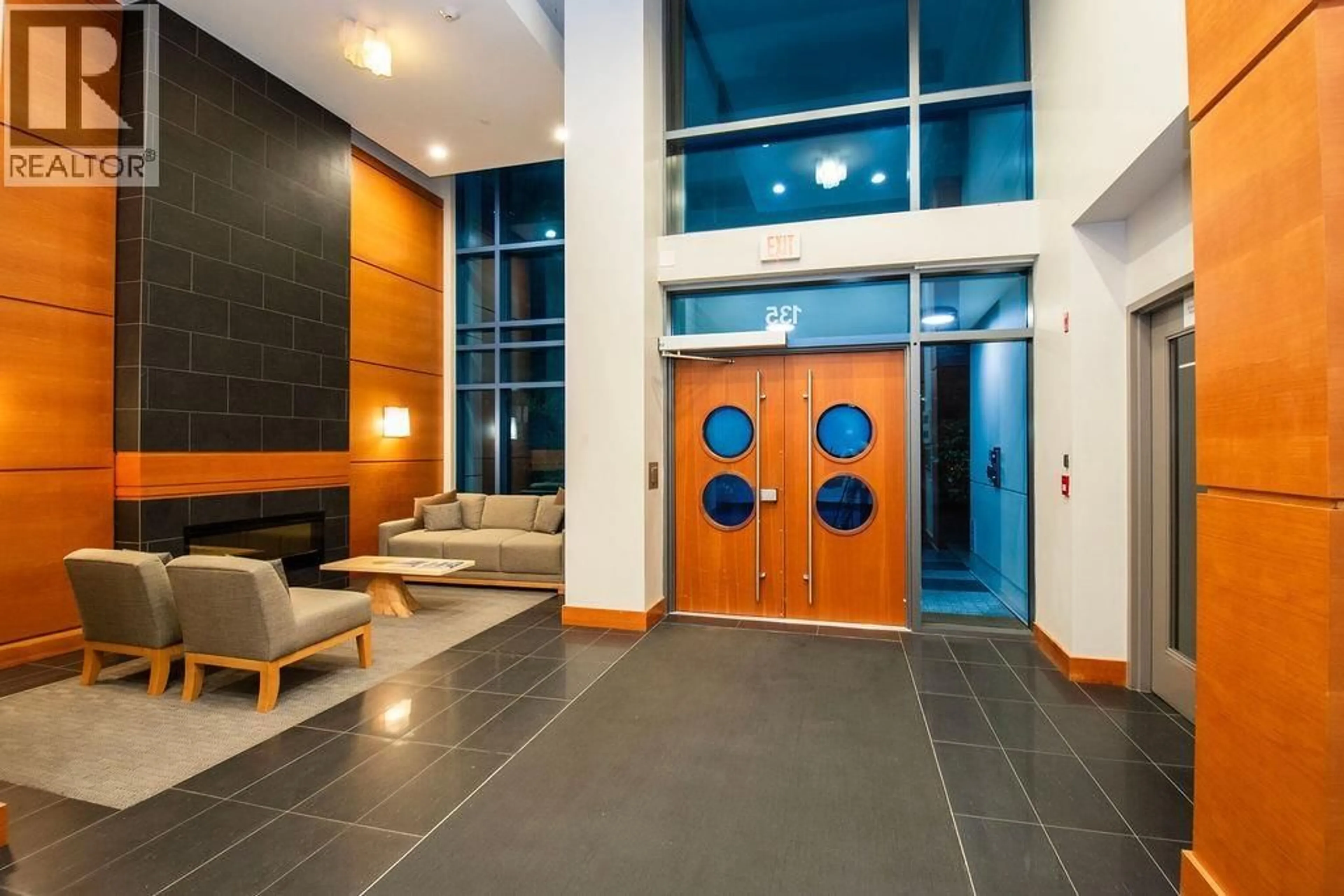 Indoor foyer for 206 - 135 2ND STREET, North Vancouver British Columbia V7M0C5