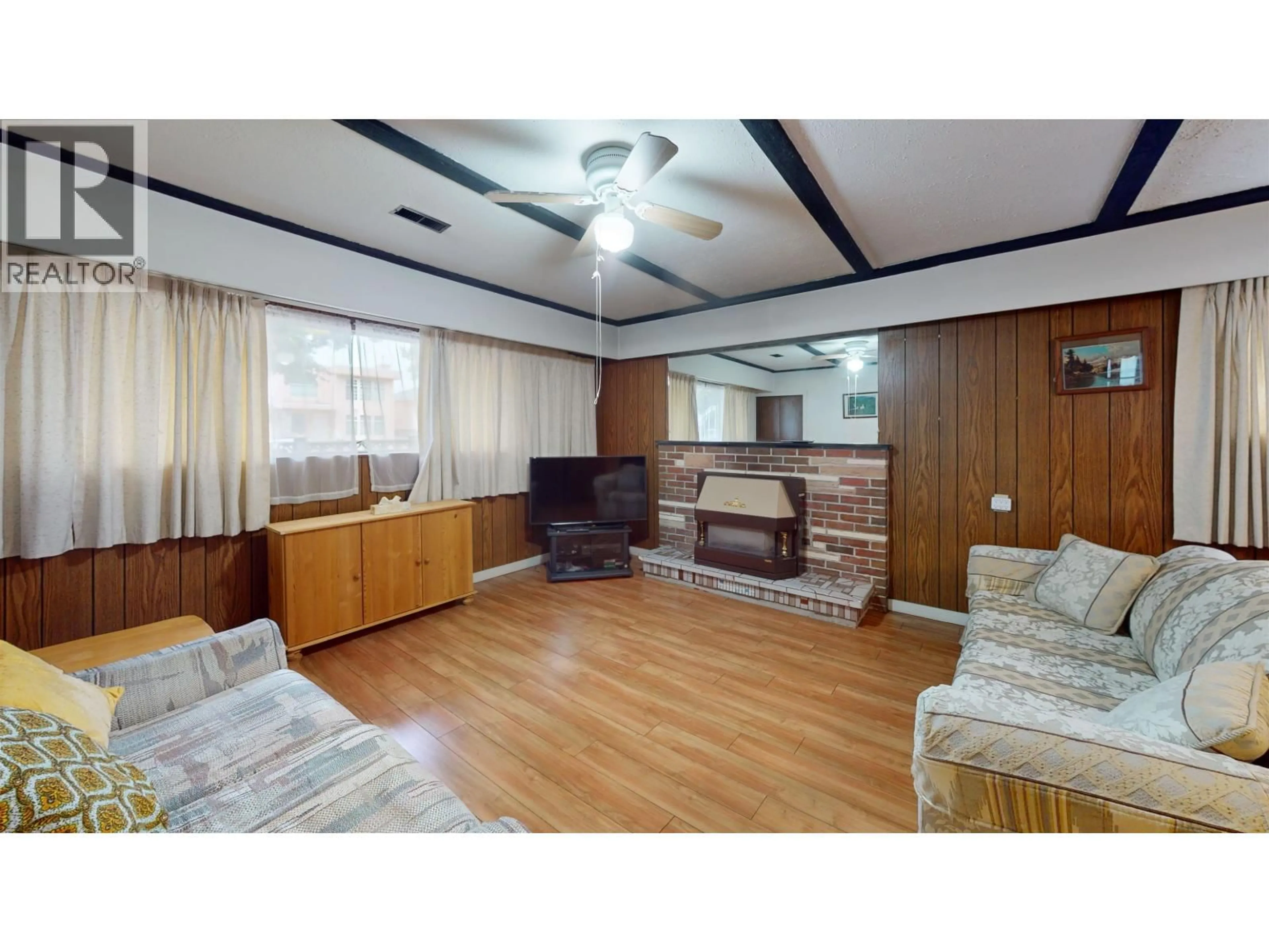 Living room with furniture, wood/laminate floor for 2540 25TH AVENUE, Vancouver British Columbia V5R1H3