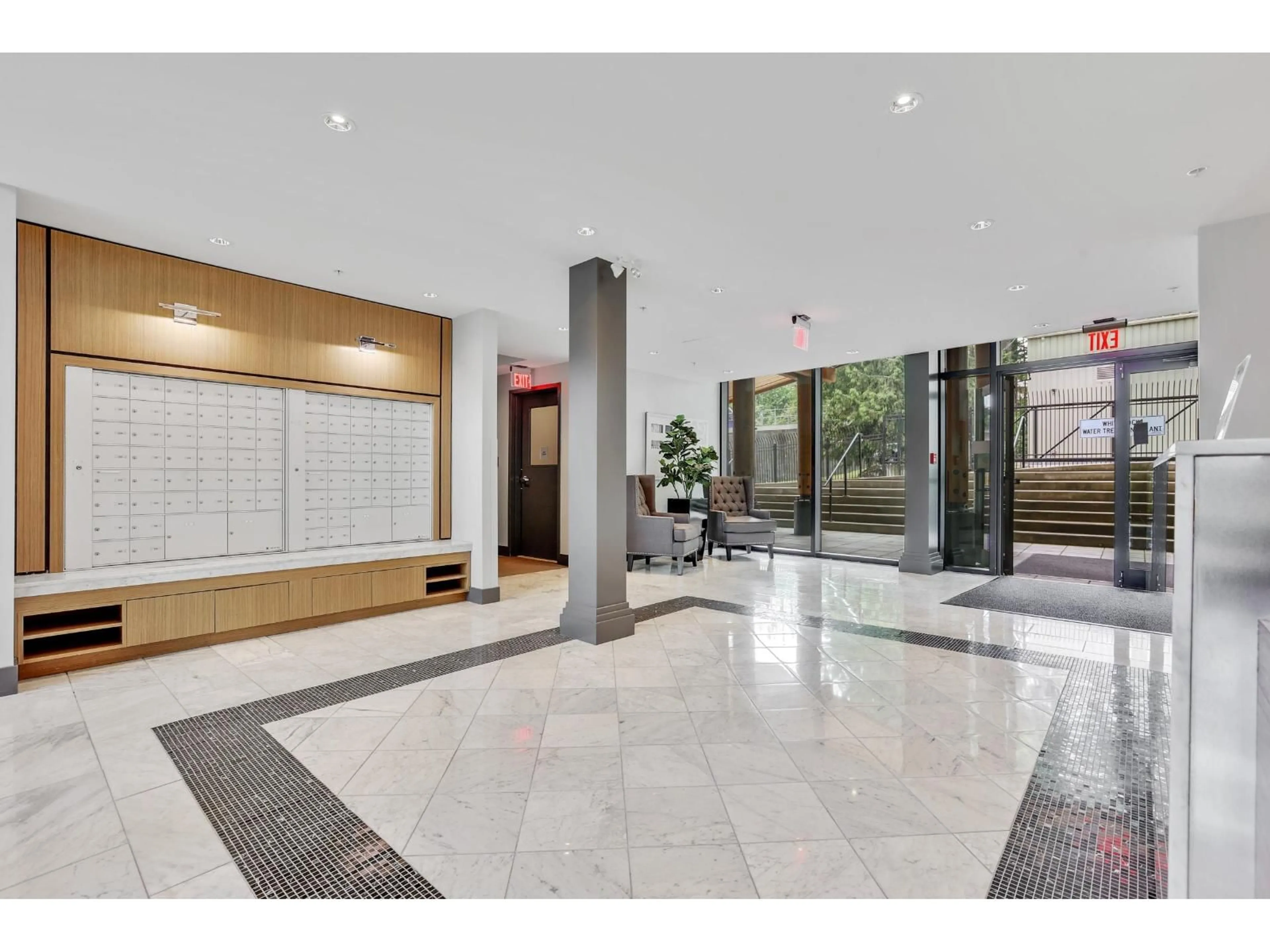Indoor foyer for 216 - 14855 THRIFT AVENUE, White Rock British Columbia V4B2J6