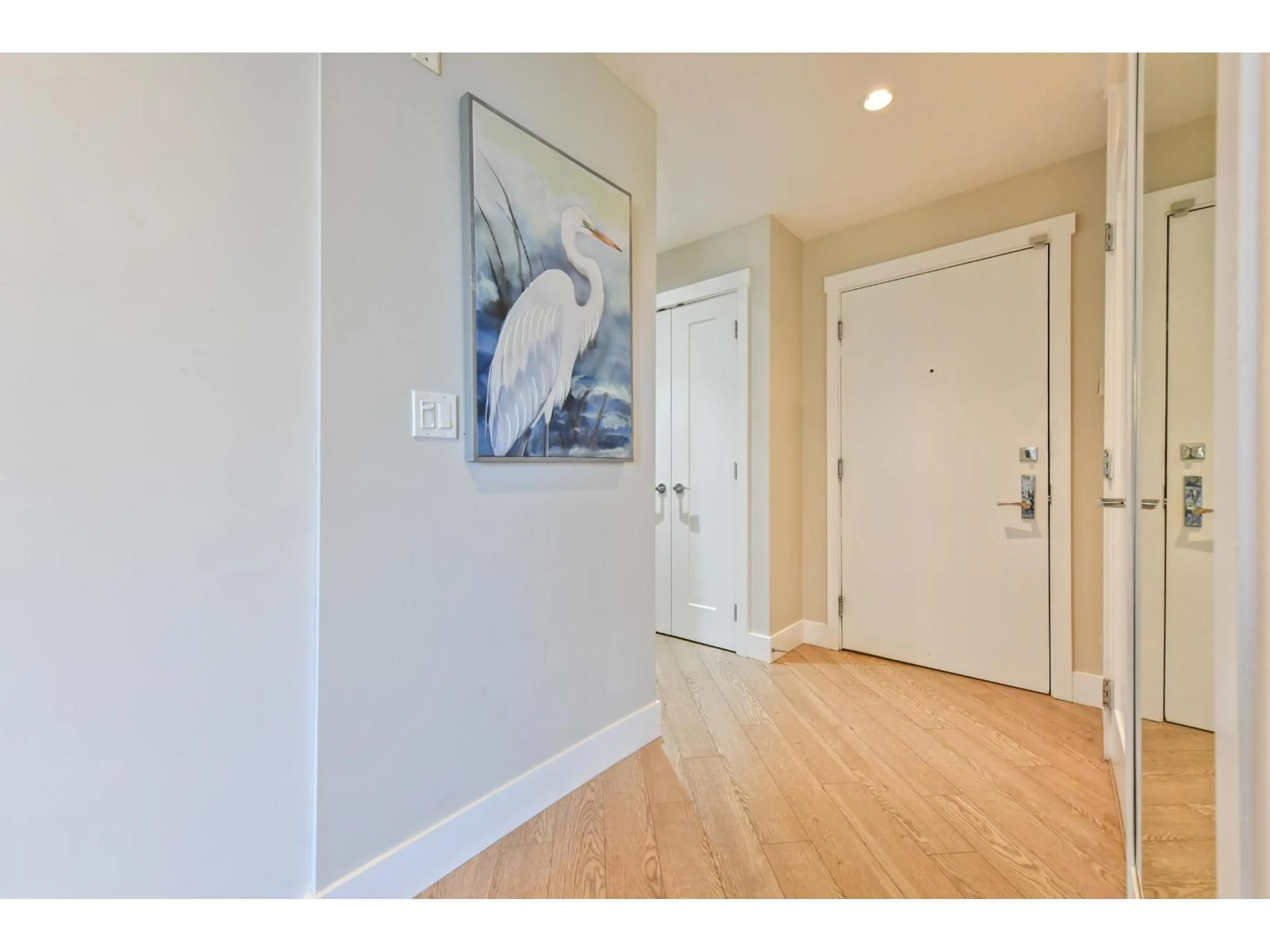 Indoor entryway for 216 - 14855 THRIFT AVENUE, White Rock British Columbia V4B2J6