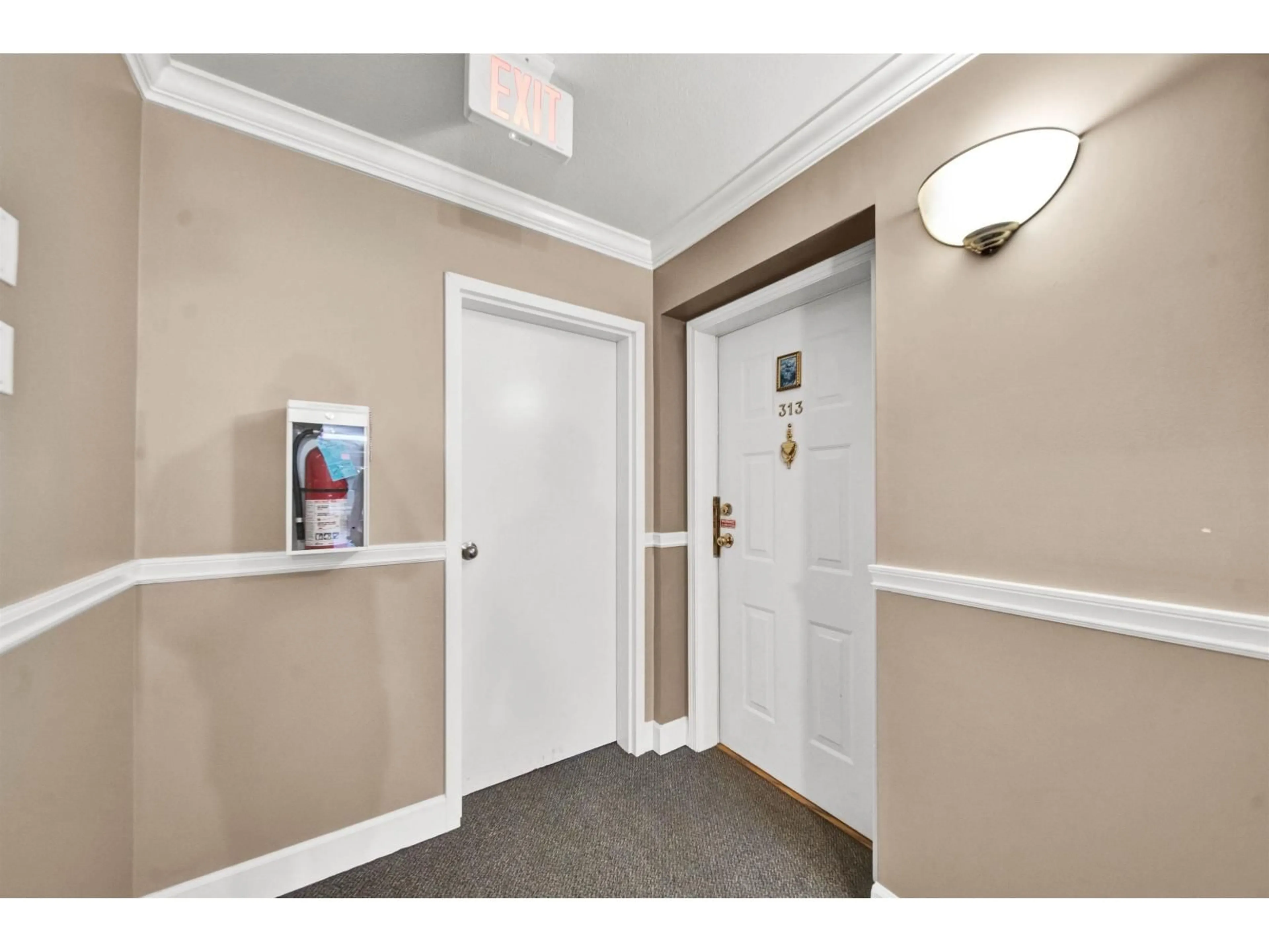 Indoor foyer for 313 - 9763 140 STREET, Surrey British Columbia V3T4M4