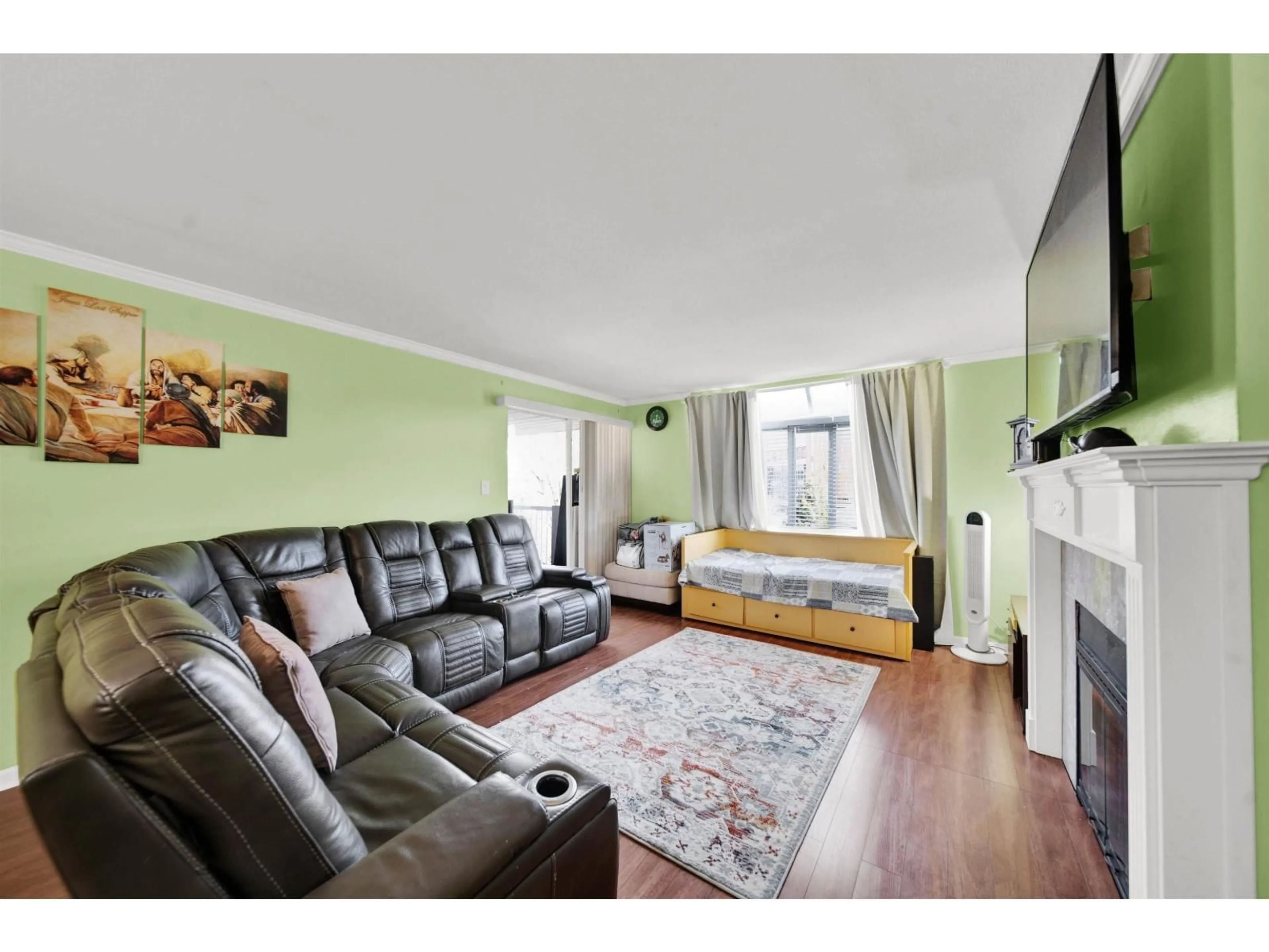 Living room with furniture, wood/laminate floor for 313 - 9763 140 STREET, Surrey British Columbia V3T4M4