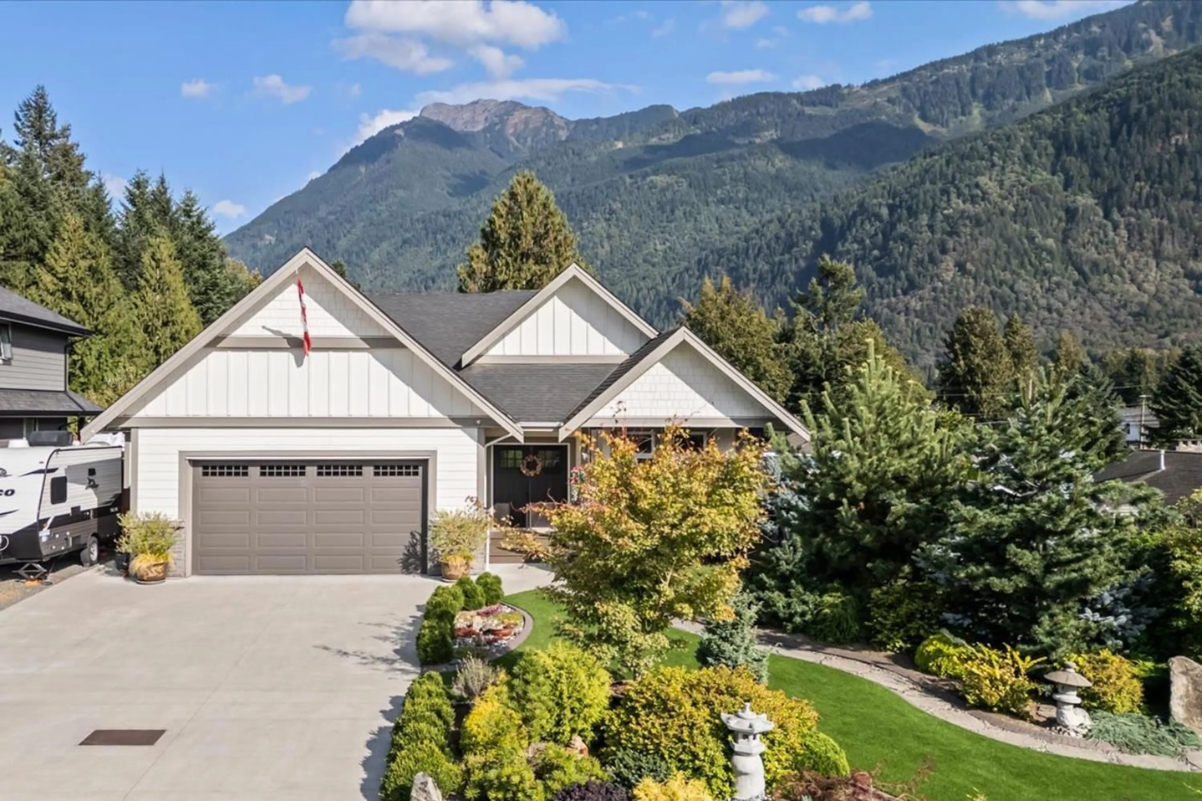 A pic from outside/outdoor area/front of a property/back of a property/a pic from drone, mountain view for 10126 ROYALWOOD BOULEVARD, Chilliwack British Columbia V0X1X1