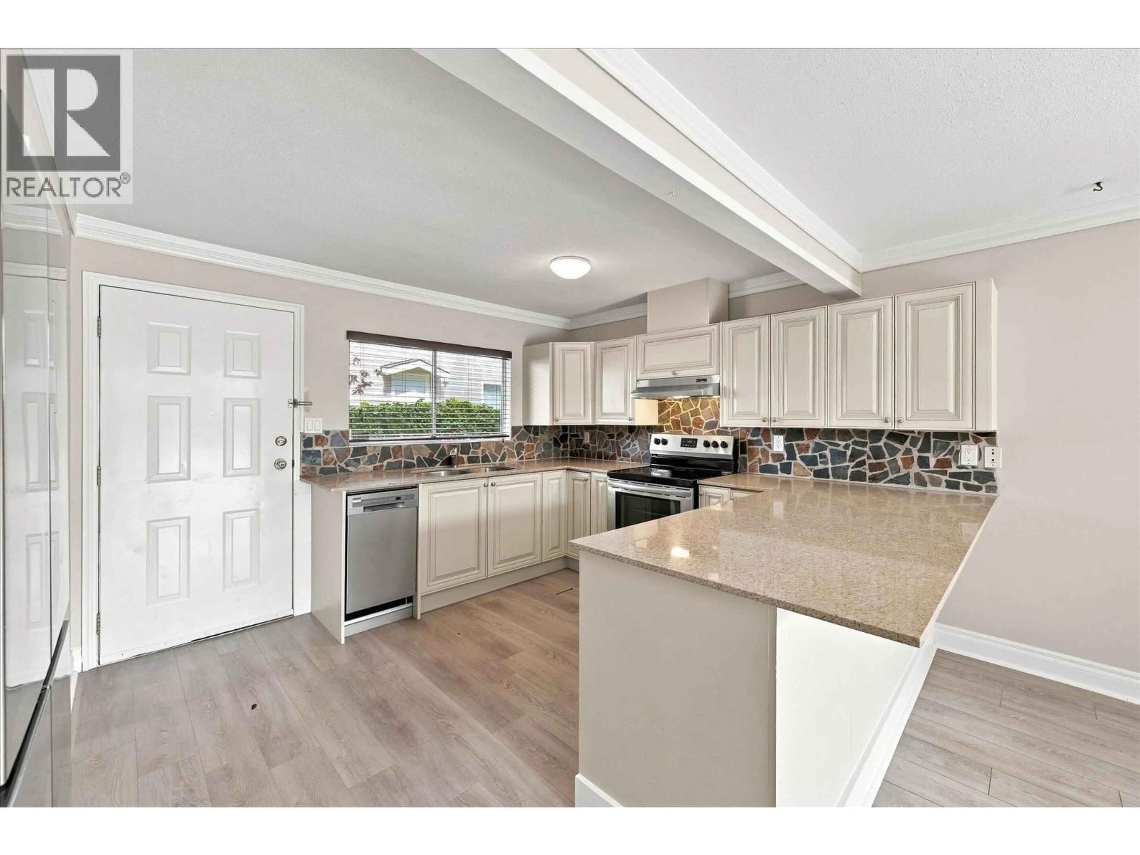 Open concept kitchen, ceramic/tile floor for 2 - 40327 DIAMOND HEAD ROAD, Squamish British Columbia V8B0J2
