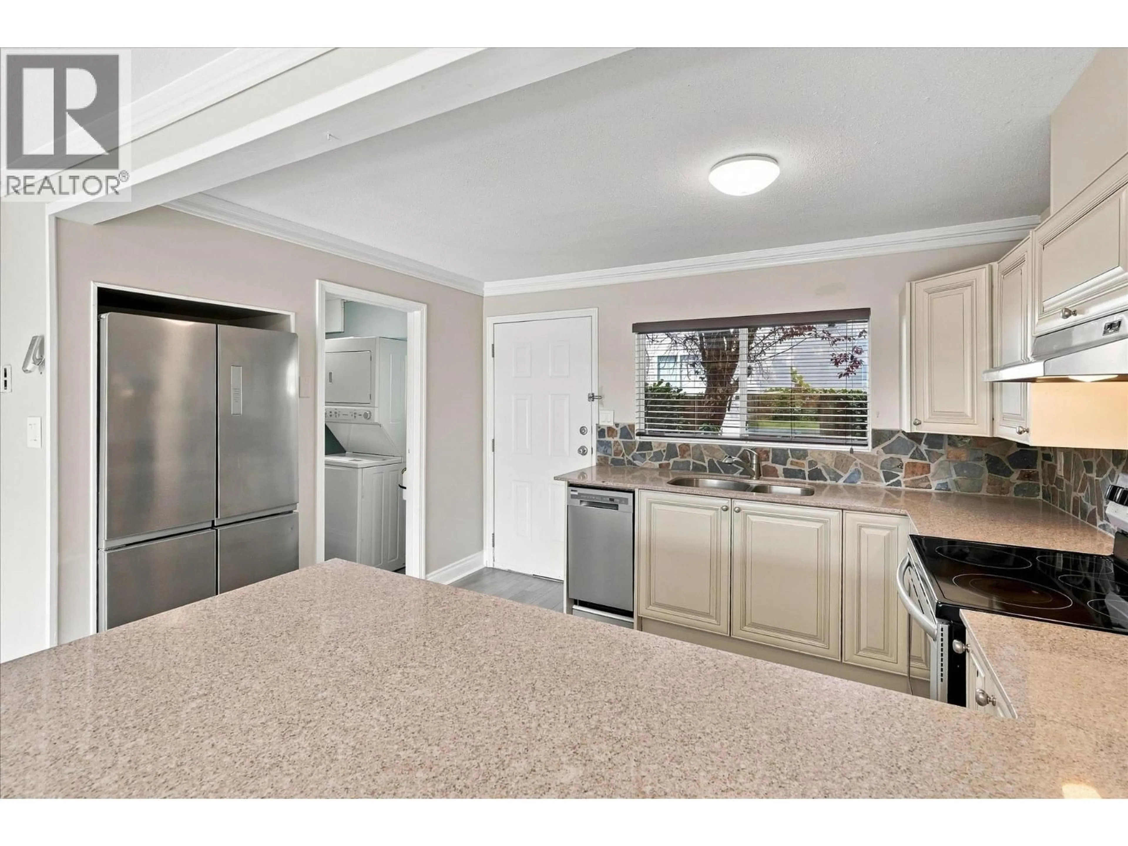 Standard kitchen, ceramic/tile floor for 2 - 40327 DIAMOND HEAD ROAD, Squamish British Columbia V8B0J2