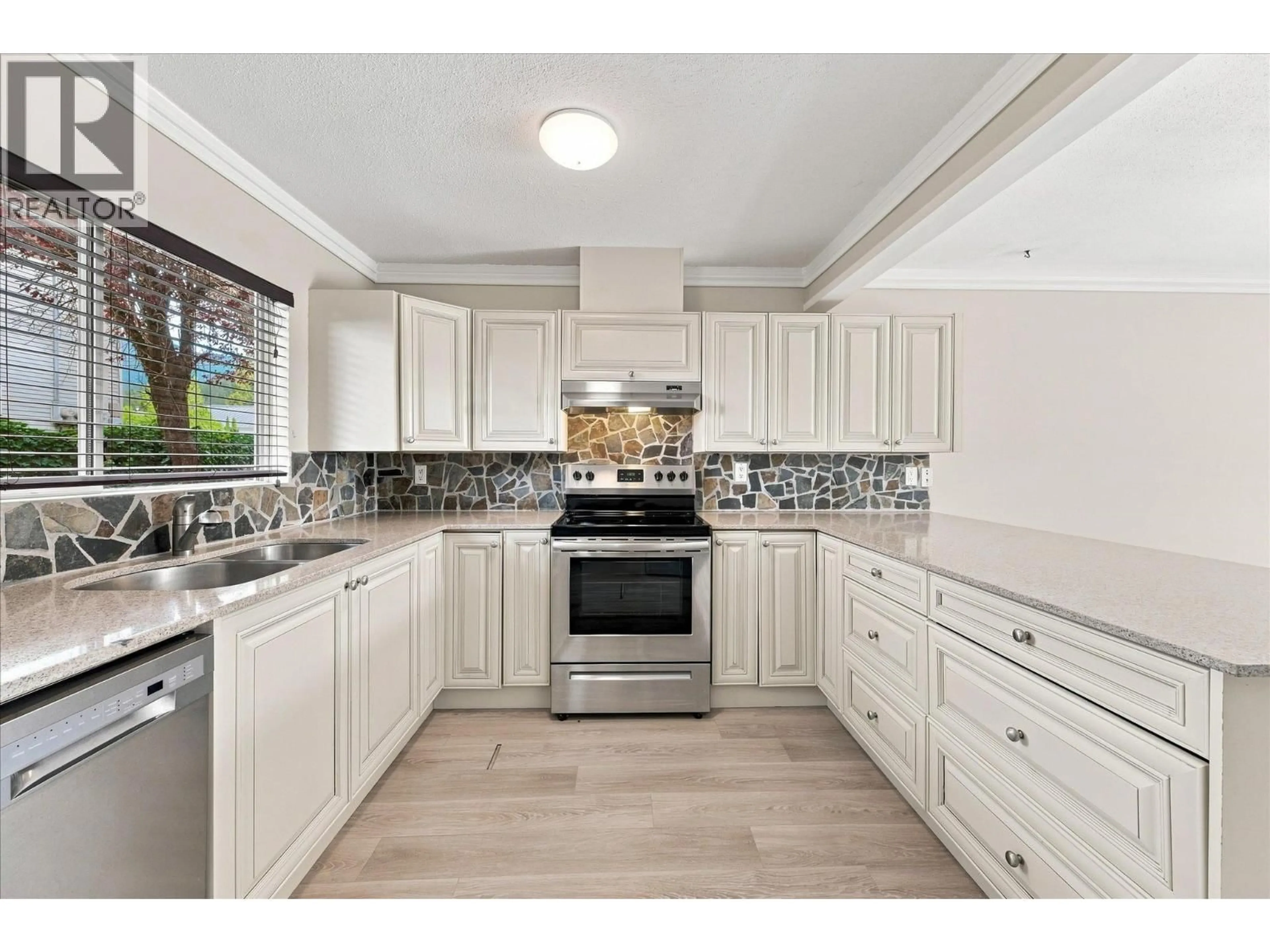 Open concept kitchen, ceramic/tile floor for 2 - 40327 DIAMOND HEAD ROAD, Squamish British Columbia V8B0J2