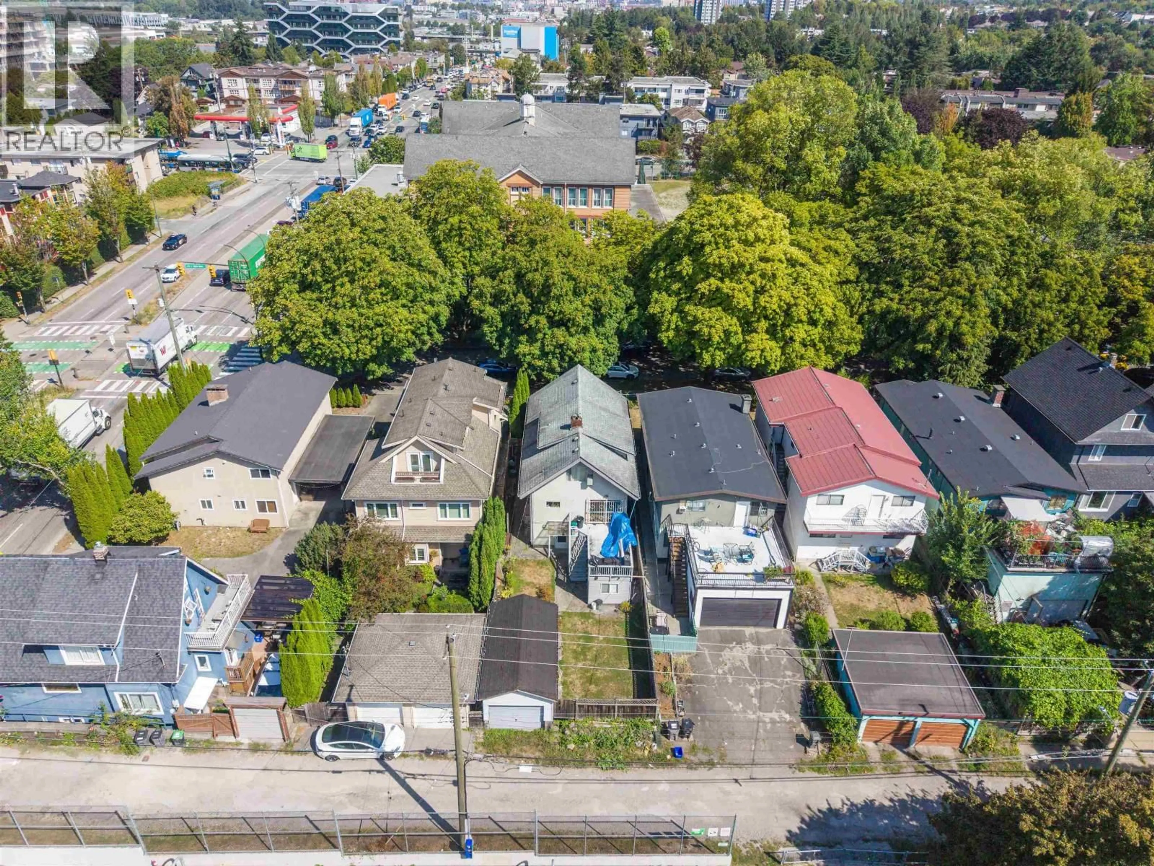 A pic from outside/outdoor area/front of a property/back of a property/a pic from drone, street for 1324 10TH AVENUE, Vancouver British Columbia V5N1X3