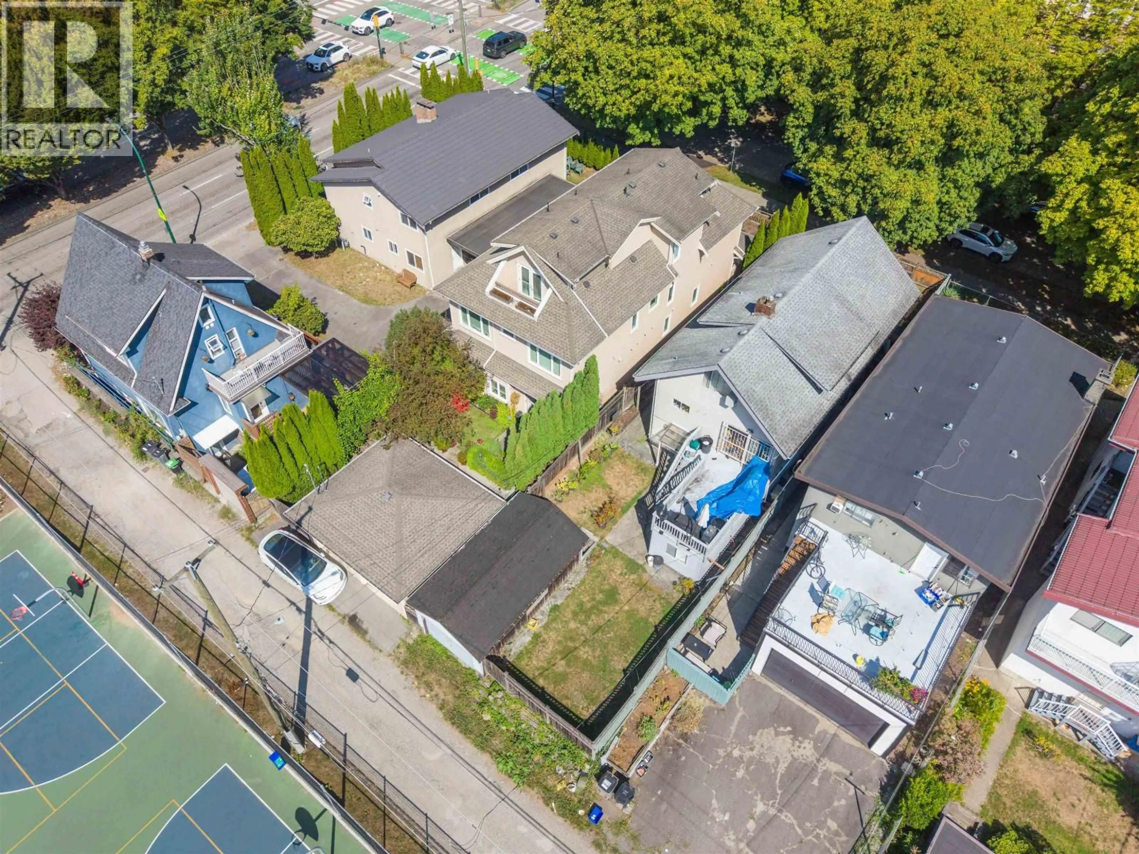 A pic from outside/outdoor area/front of a property/back of a property/a pic from drone, street for 1324 10TH AVENUE, Vancouver British Columbia V5N1X3