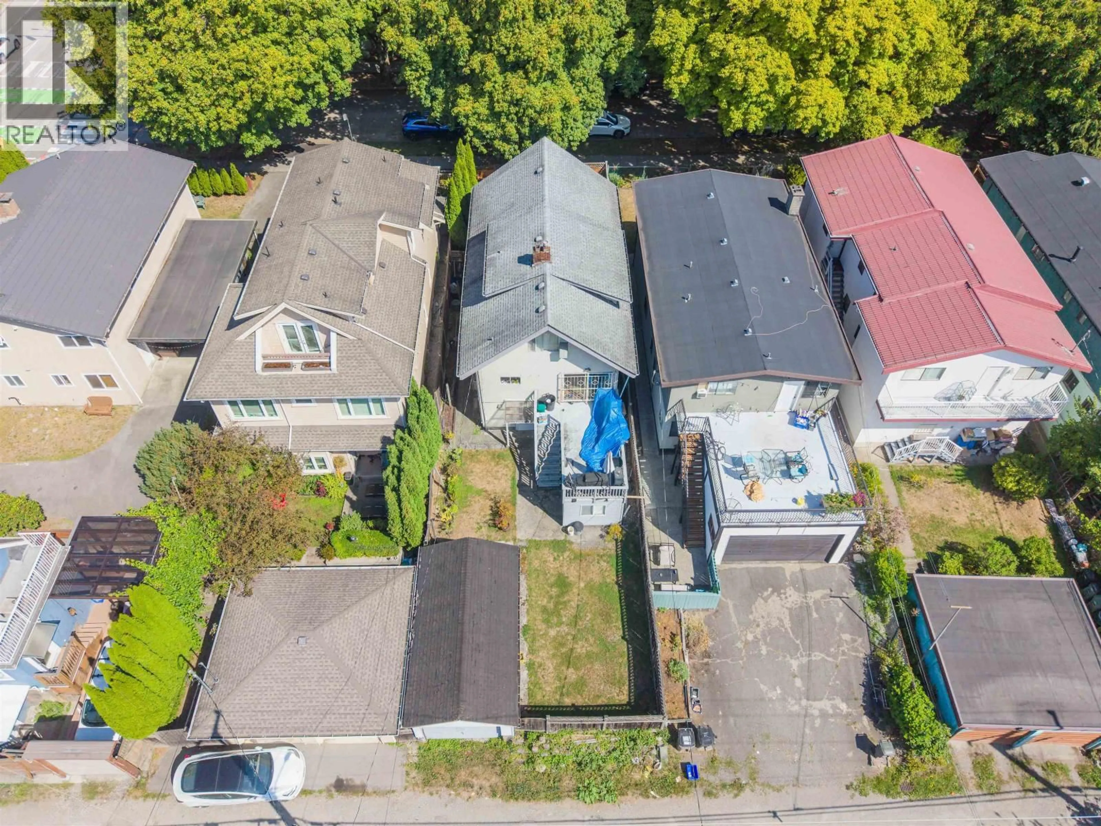 A pic from outside/outdoor area/front of a property/back of a property/a pic from drone, street for 1324 10TH AVENUE, Vancouver British Columbia V5N1X3
