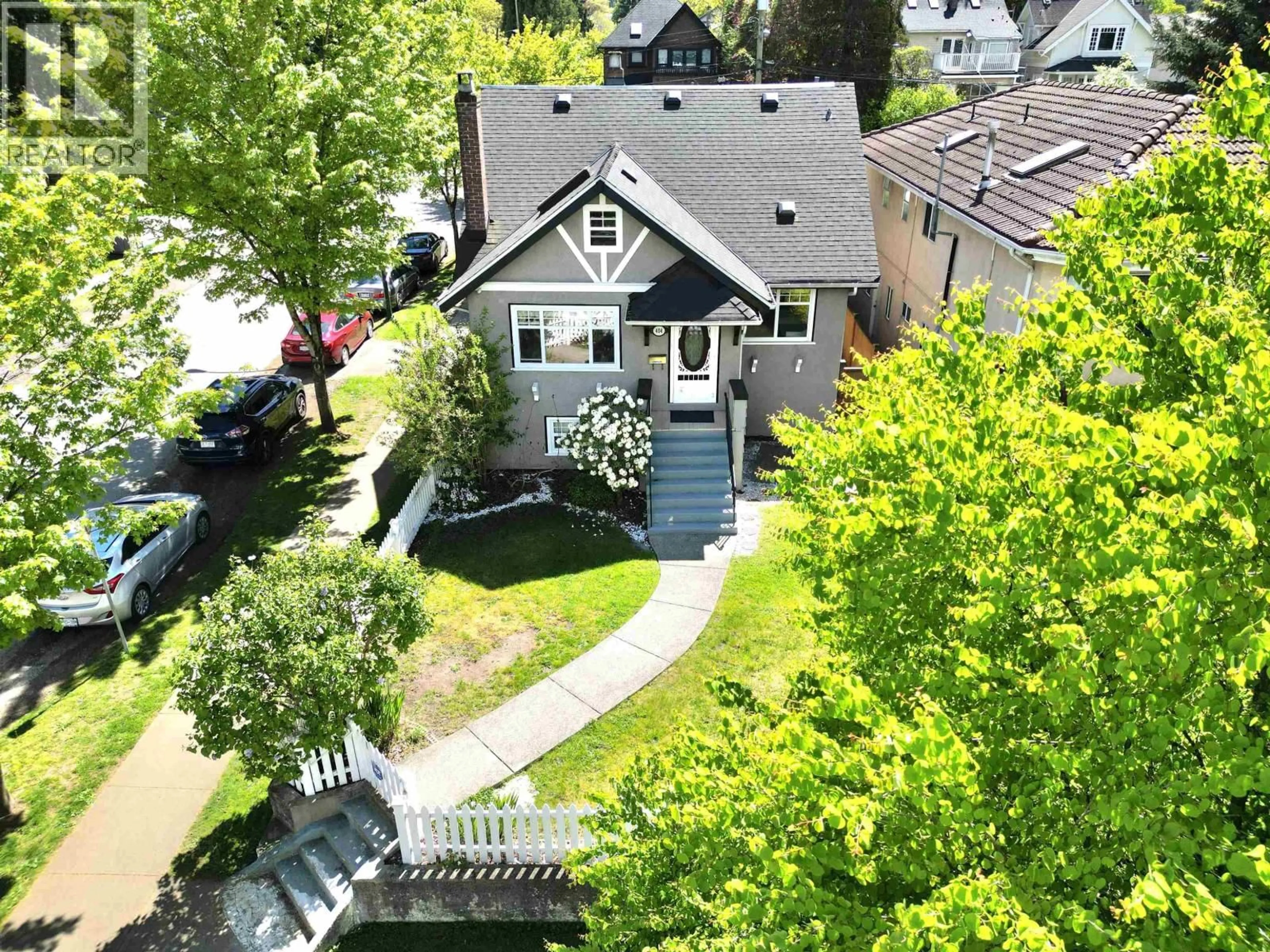 A pic from outside/outdoor area/front of a property/back of a property/a pic from drone, street for 404 18TH AVENUE, Vancouver British Columbia V5Y2B1