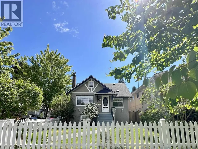 404 18TH AVENUE, Vancouver 3