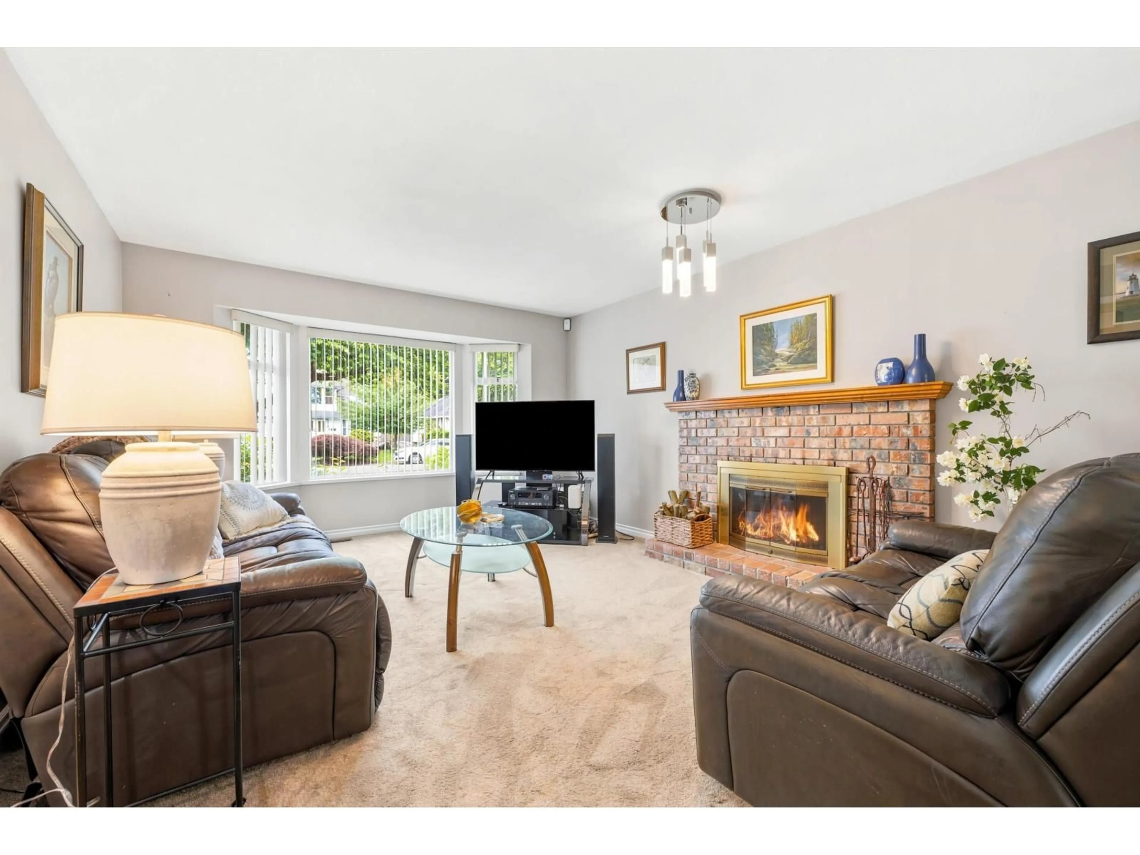 Living room with furniture, unknown for 15429 95 AVENUE, Surrey British Columbia V3R9E4