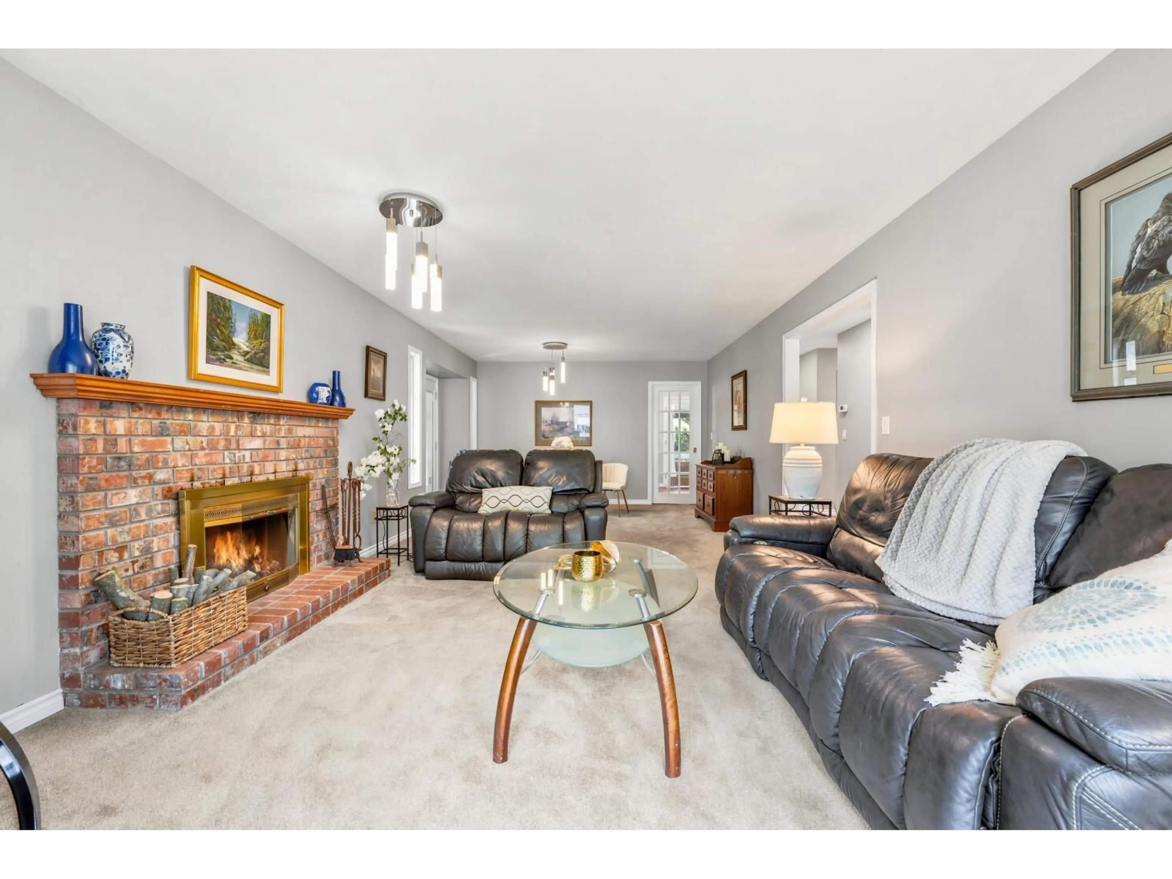 Living room with furniture, unknown for 15429 95 AVENUE, Surrey British Columbia V3R9E4