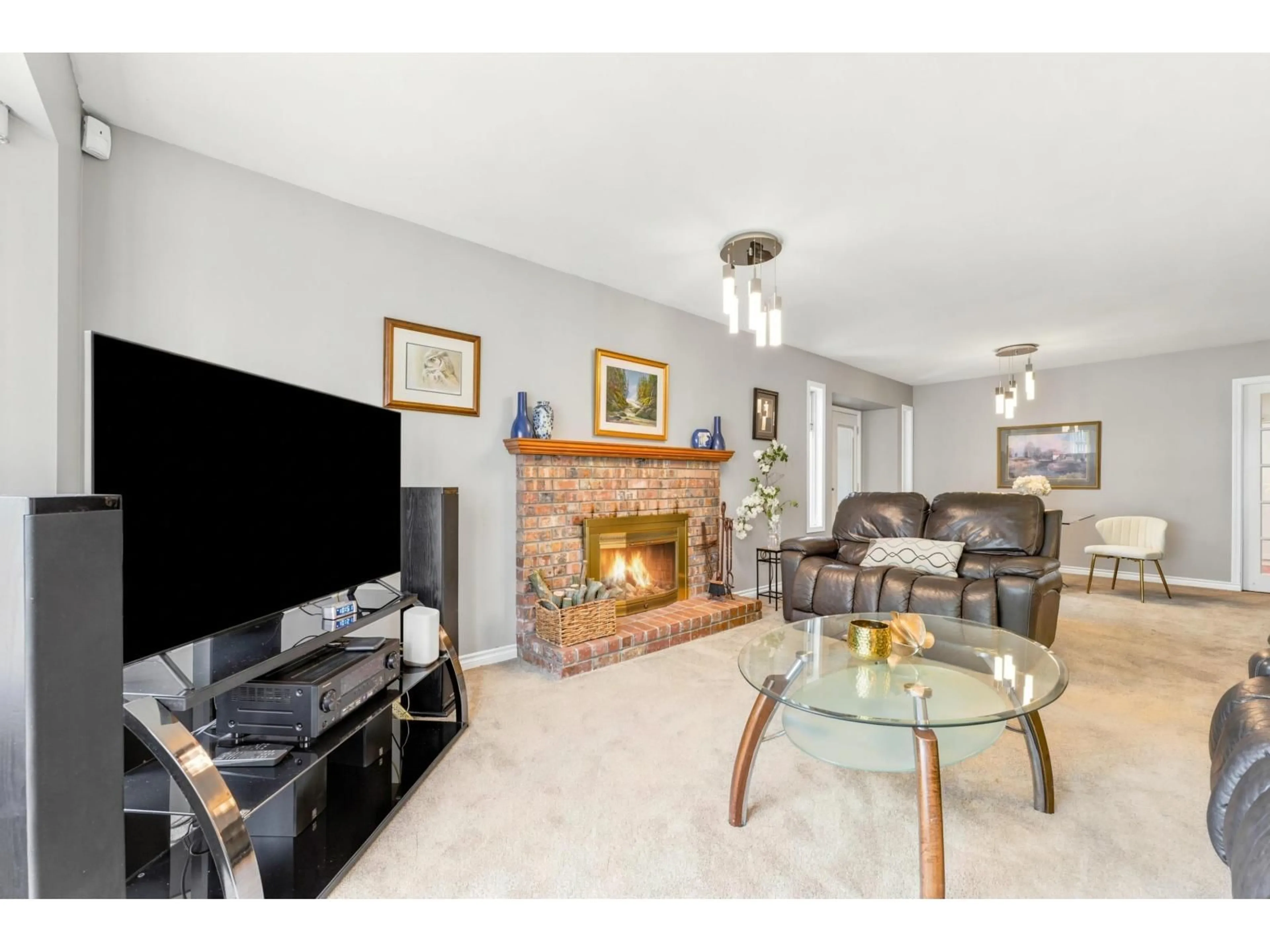 Living room with furniture, unknown for 15429 95 AVENUE, Surrey British Columbia V3R9E4