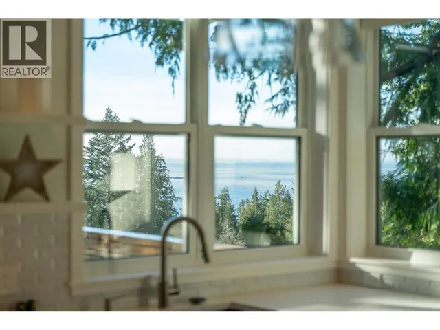 153 SWALLOW ROAD, Gibsons 4