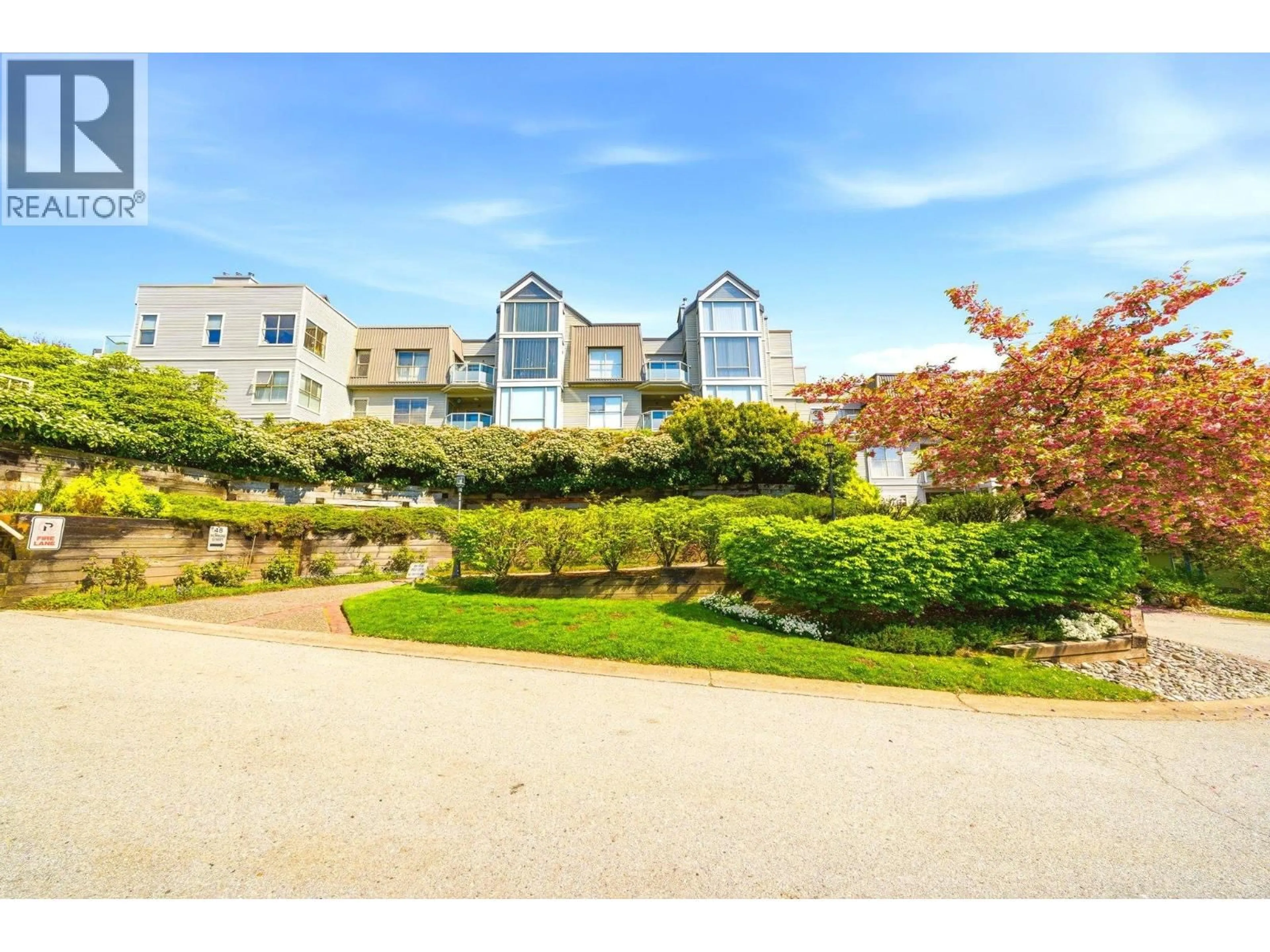 A pic from outside/outdoor area/front of a property/back of a property/a pic from drone, water/lake/river/ocean view for 304 - 48 RICHMOND STREET, New Westminster British Columbia V3L5P4