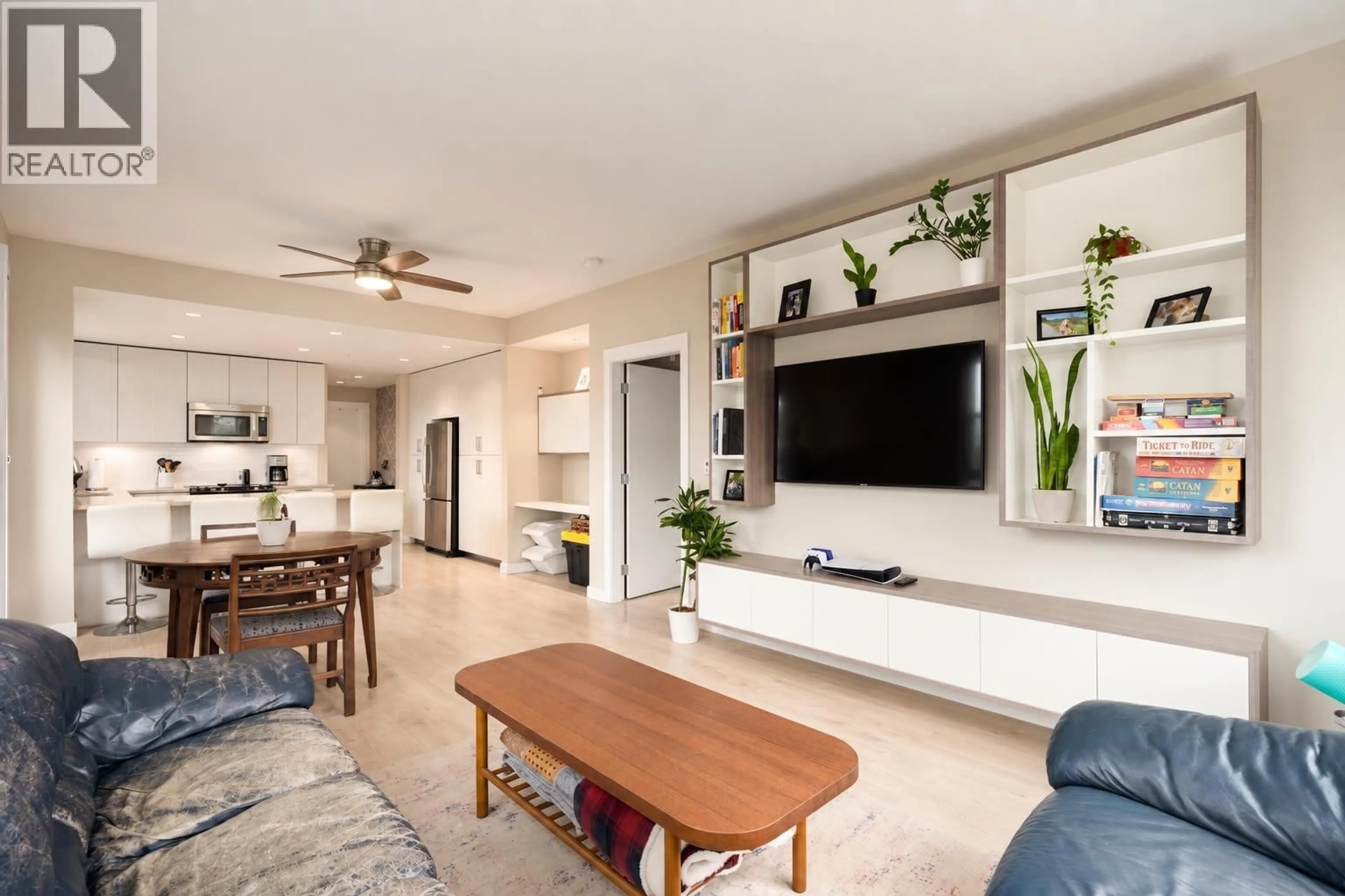 Living room with furniture, unknown for 211 - 550 SEABORNE PLACE, Port Coquitlam British Columbia V3B0L3
