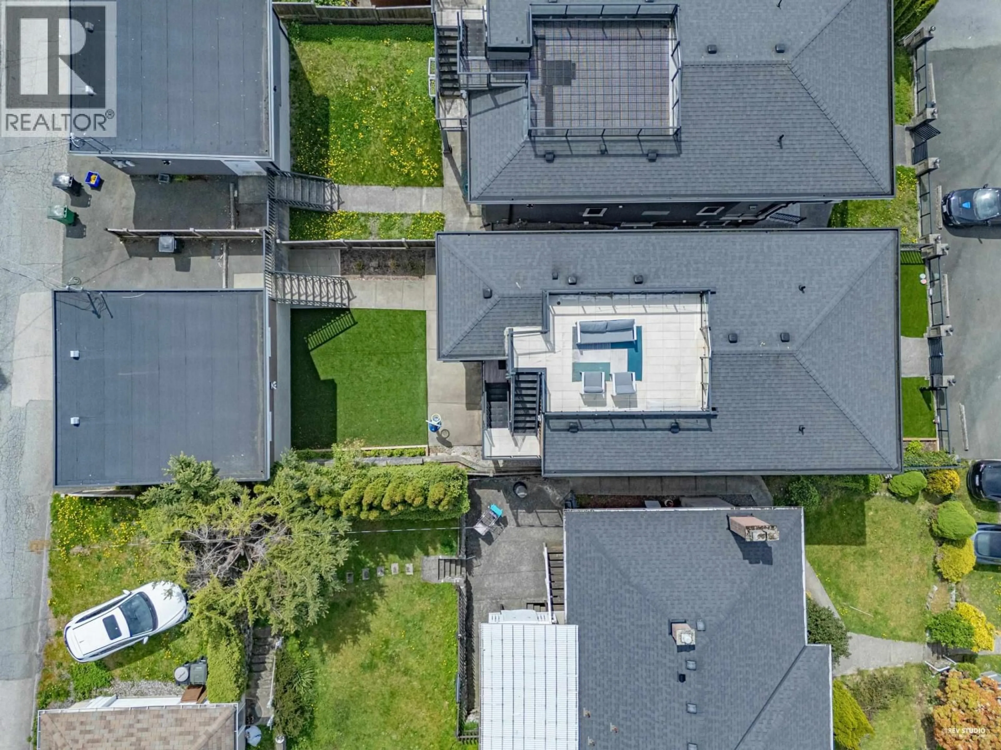 A pic from outside/outdoor area/front of a property/back of a property/a pic from drone, city buildings view from balcony for 118 GLYNDE AVENUE, Burnaby British Columbia V5B1G7