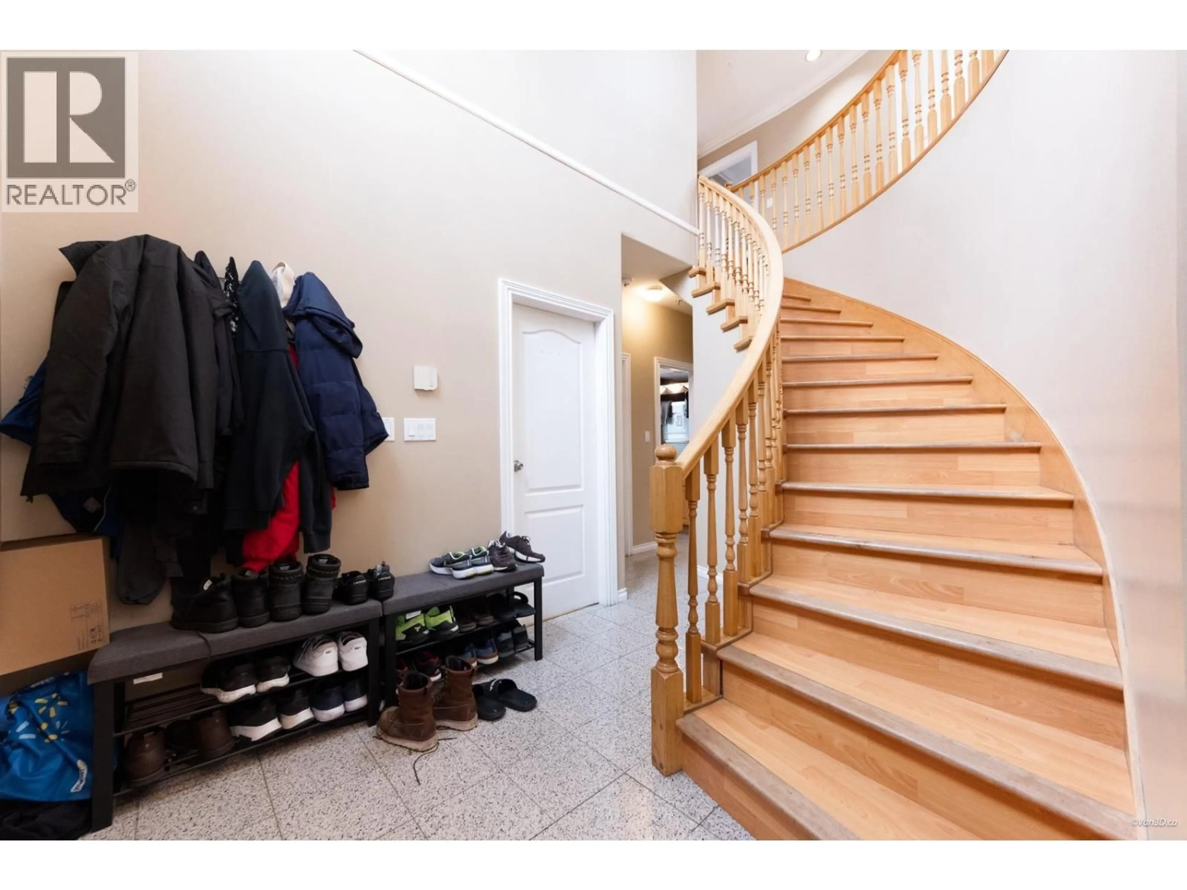 Indoor foyer for 3207 VIMY CRESCENT, Vancouver British Columbia V5M4B5