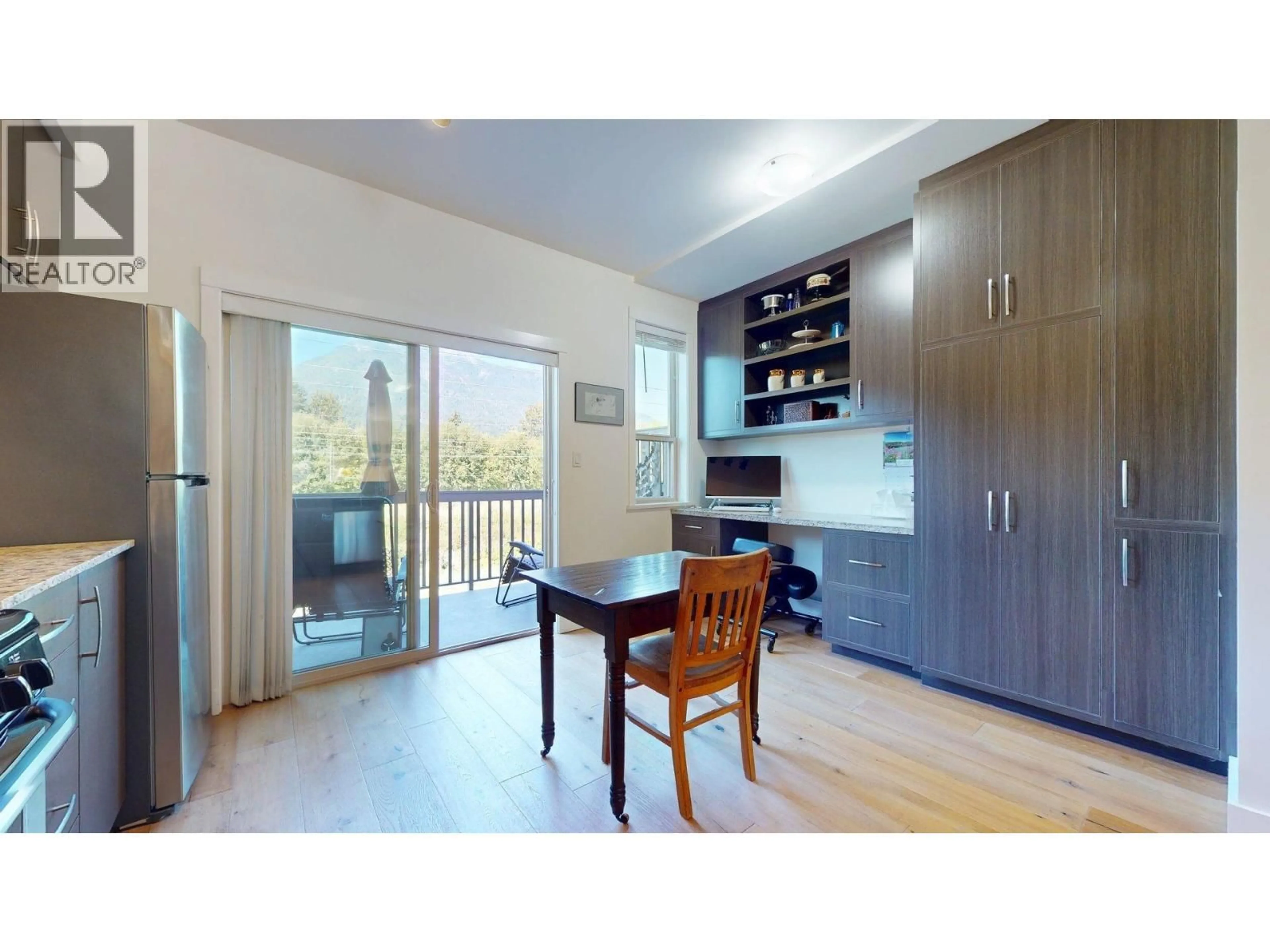 Open concept kitchen, wood/laminate floor for 29 - 40653 TANTALUS ROAD, Squamish British Columbia V0N1T0