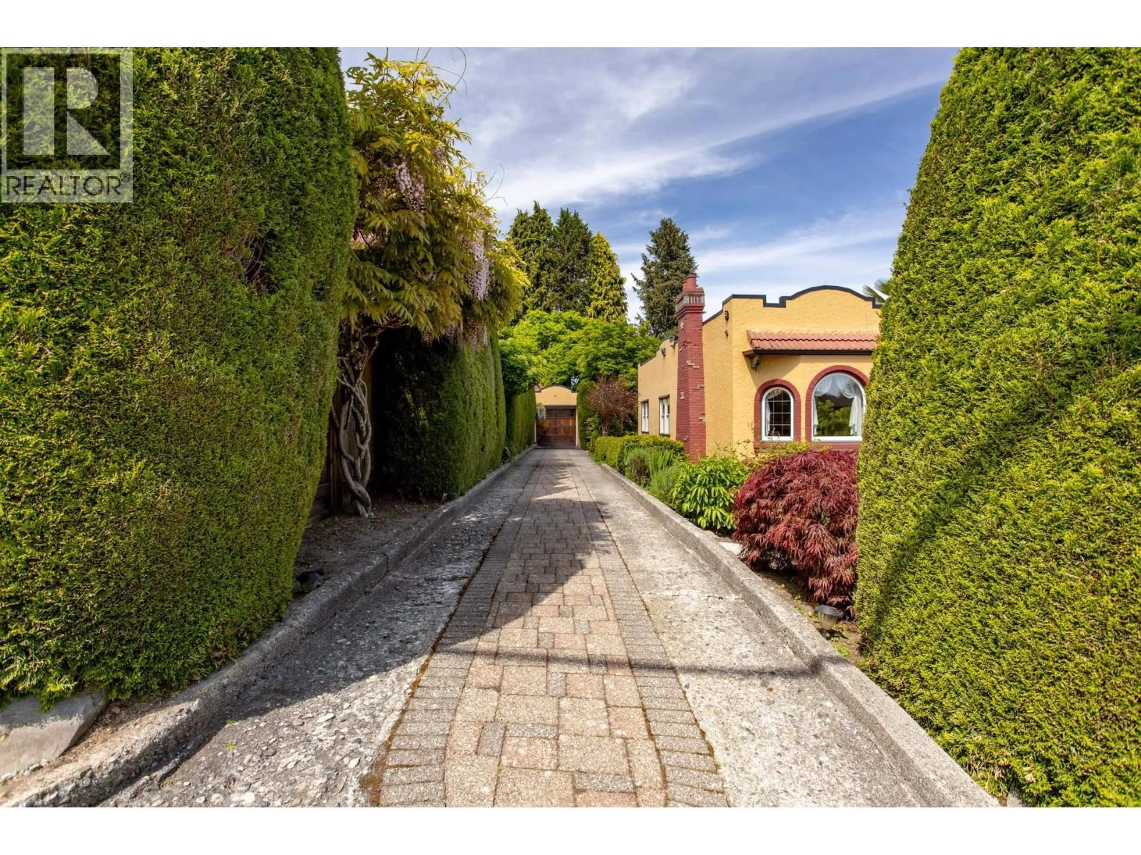 A pic from outside/outdoor area/front of a property/back of a property/a pic from drone, street for 355 CUMBERLAND STREET, New Westminster British Columbia V3L3G4