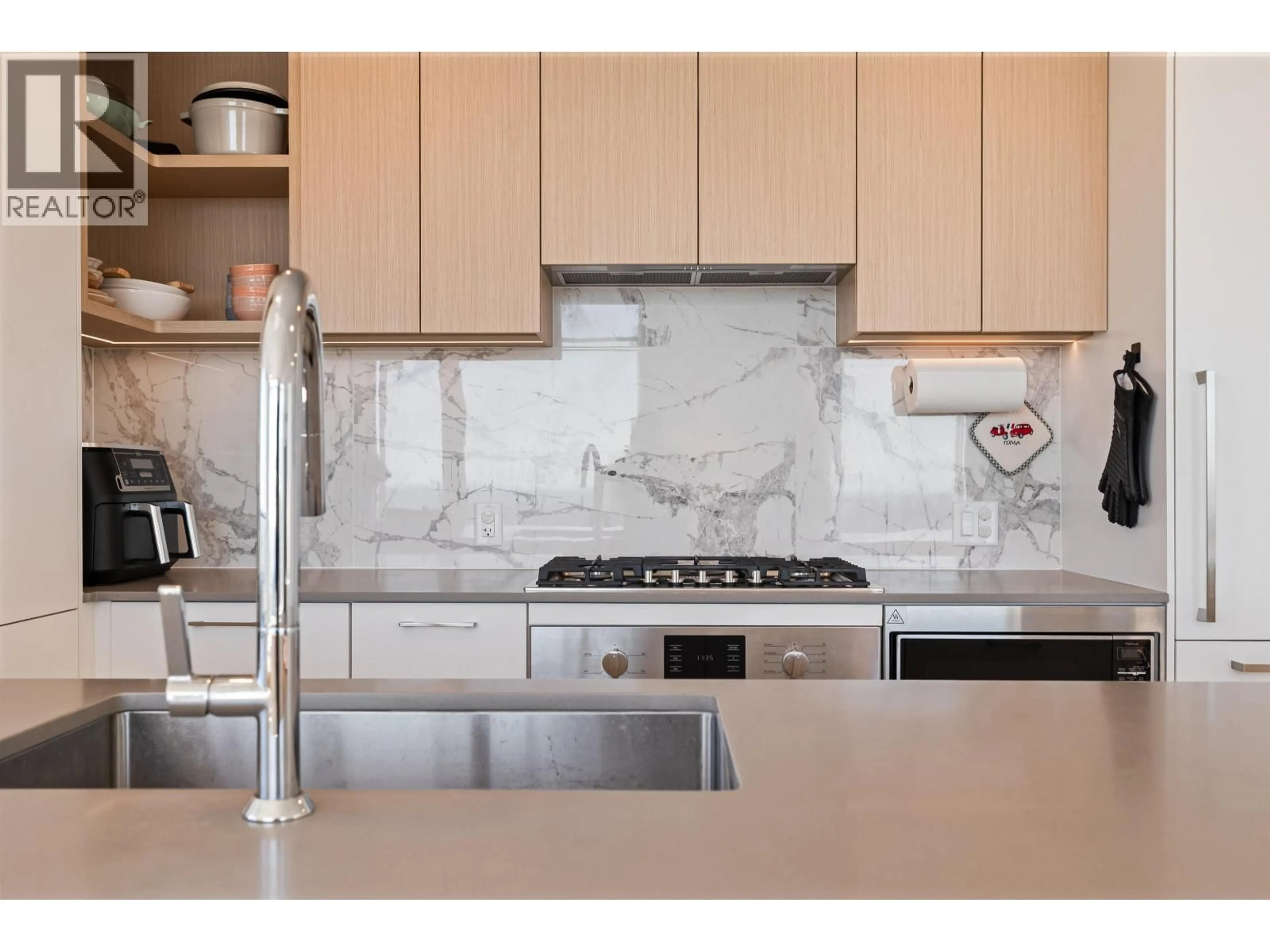 Contemporary kitchen, ceramic/tile floor for 3201 - 6468 WILLINGDON AVENUE, Burnaby British Columbia V5H0L3