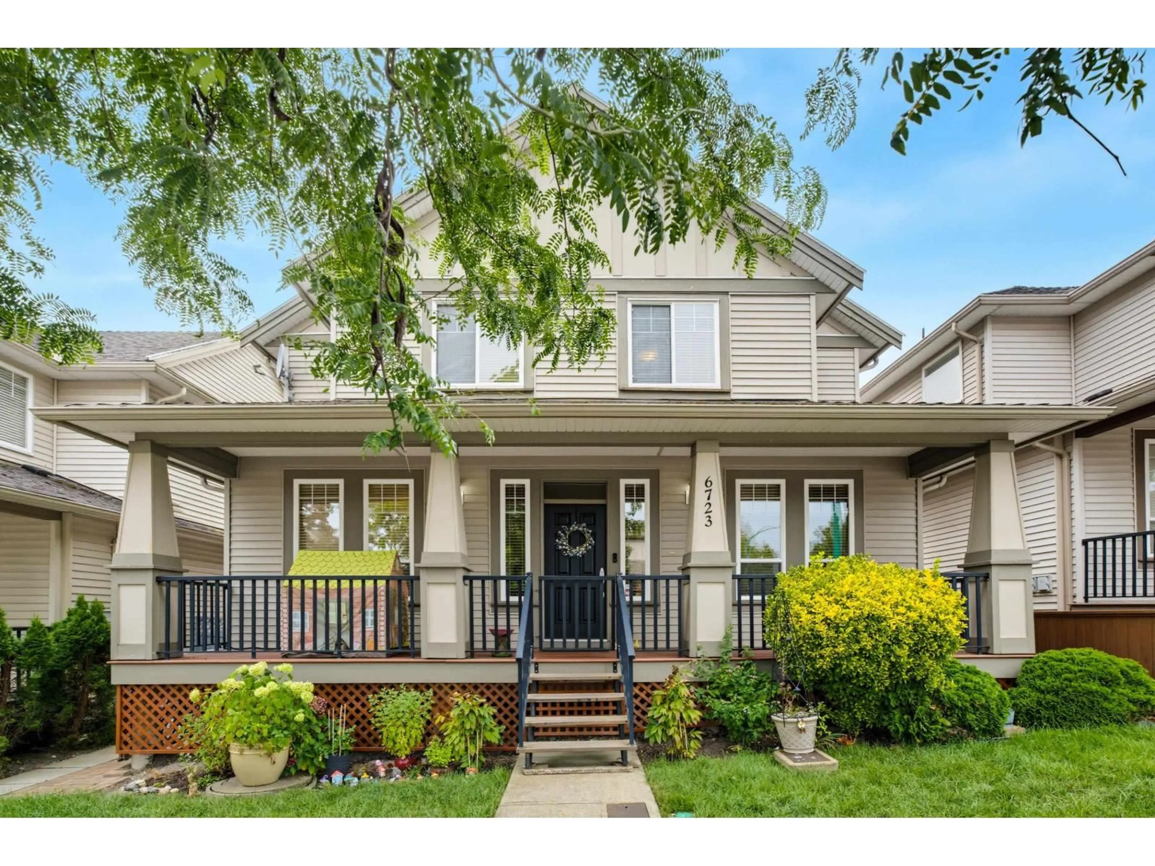 Home with vinyl exterior material, street for 6723 194 STREET, Surrey British Columbia V4N5W5