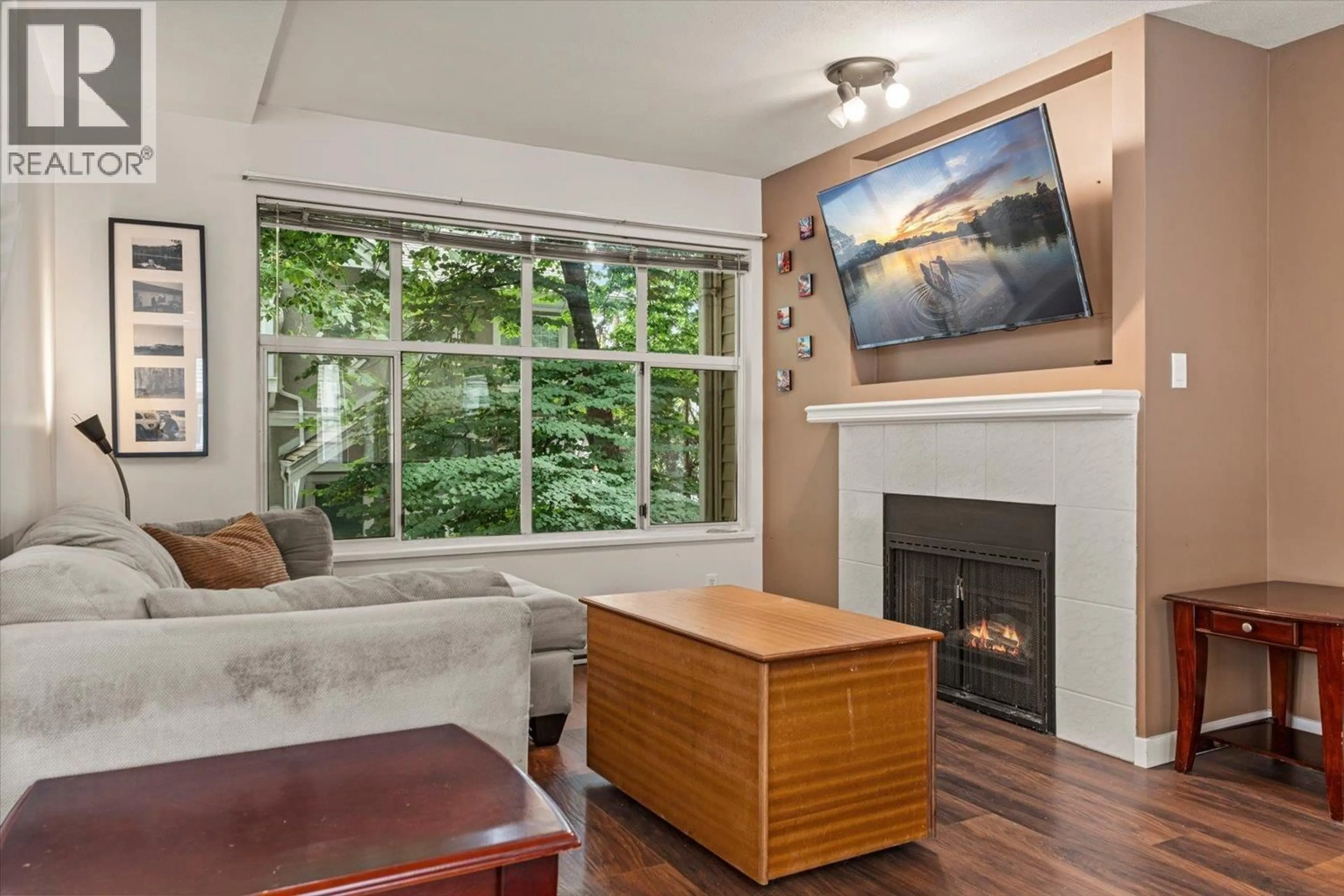 Living room with furniture, wood/laminate floor for 51 - 2450 HAWTHORNE AVENUE, Port Coquitlam British Columbia V3C6B3