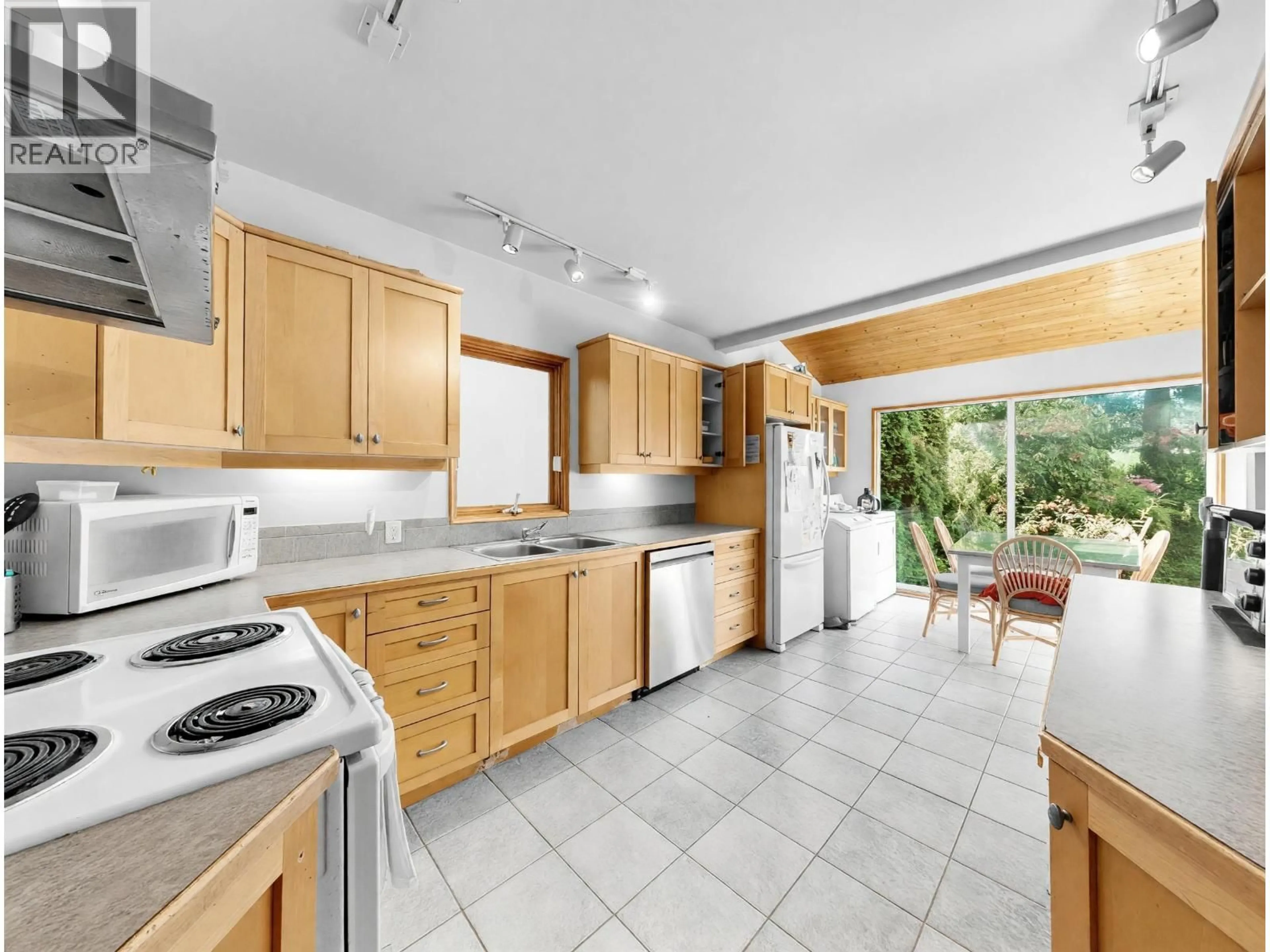 Standard kitchen, ceramic/tile floor for 4058 17TH AVENUE, Vancouver British Columbia V6S1A6