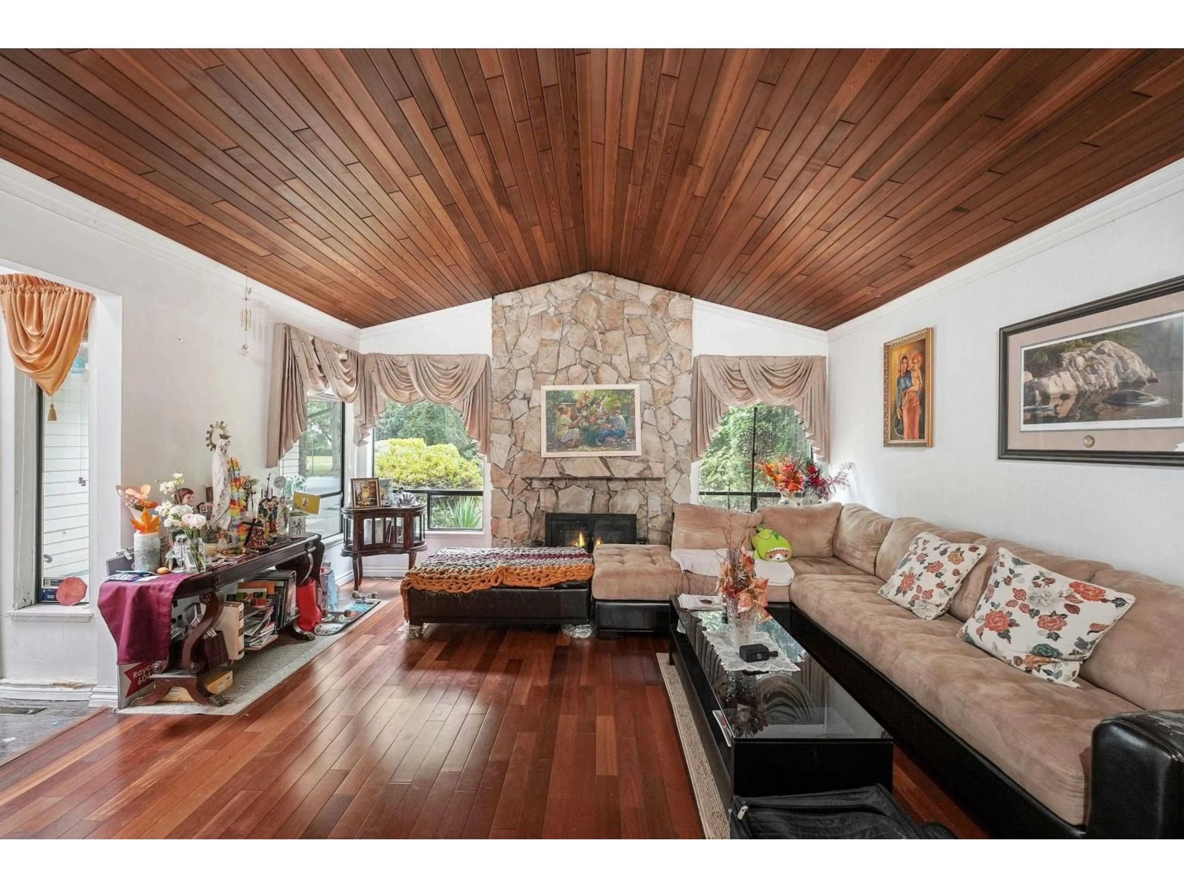 Living room with furniture, wood/laminate floor for 9955 149 STREET, Surrey British Columbia V3R7N2