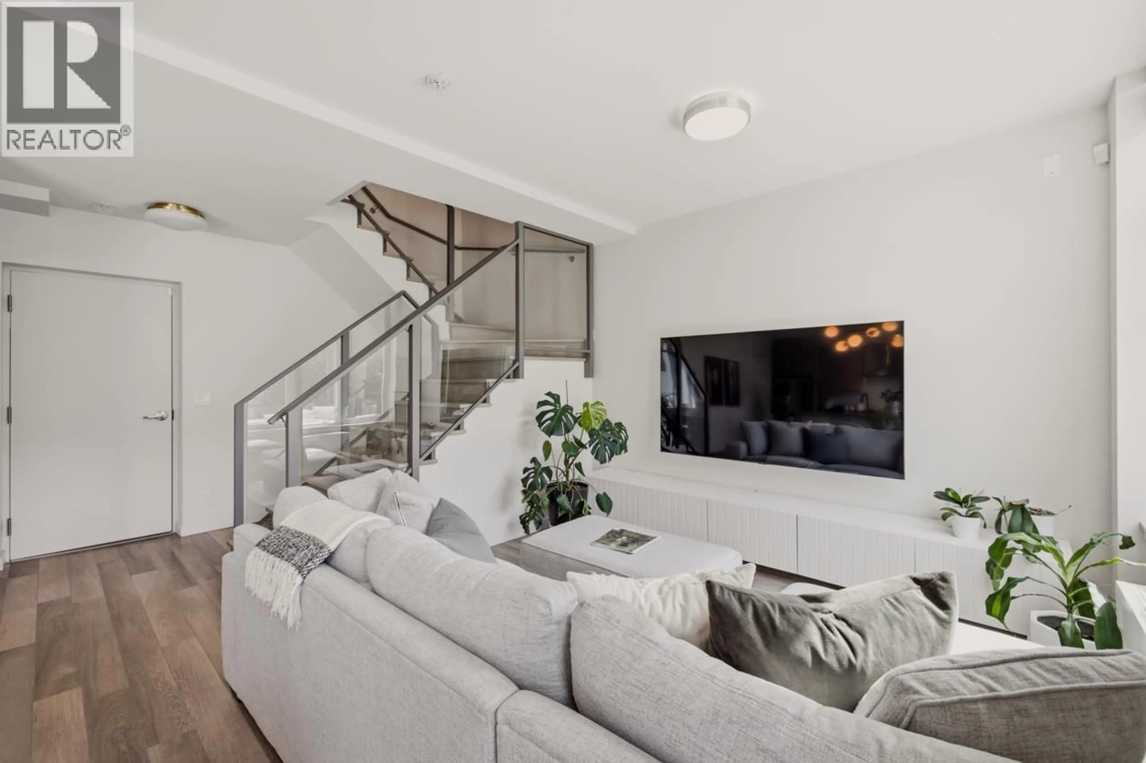 Living room with furniture, unknown for 1018 AUCKLAND STREET, New Westminster British Columbia V3M0M3