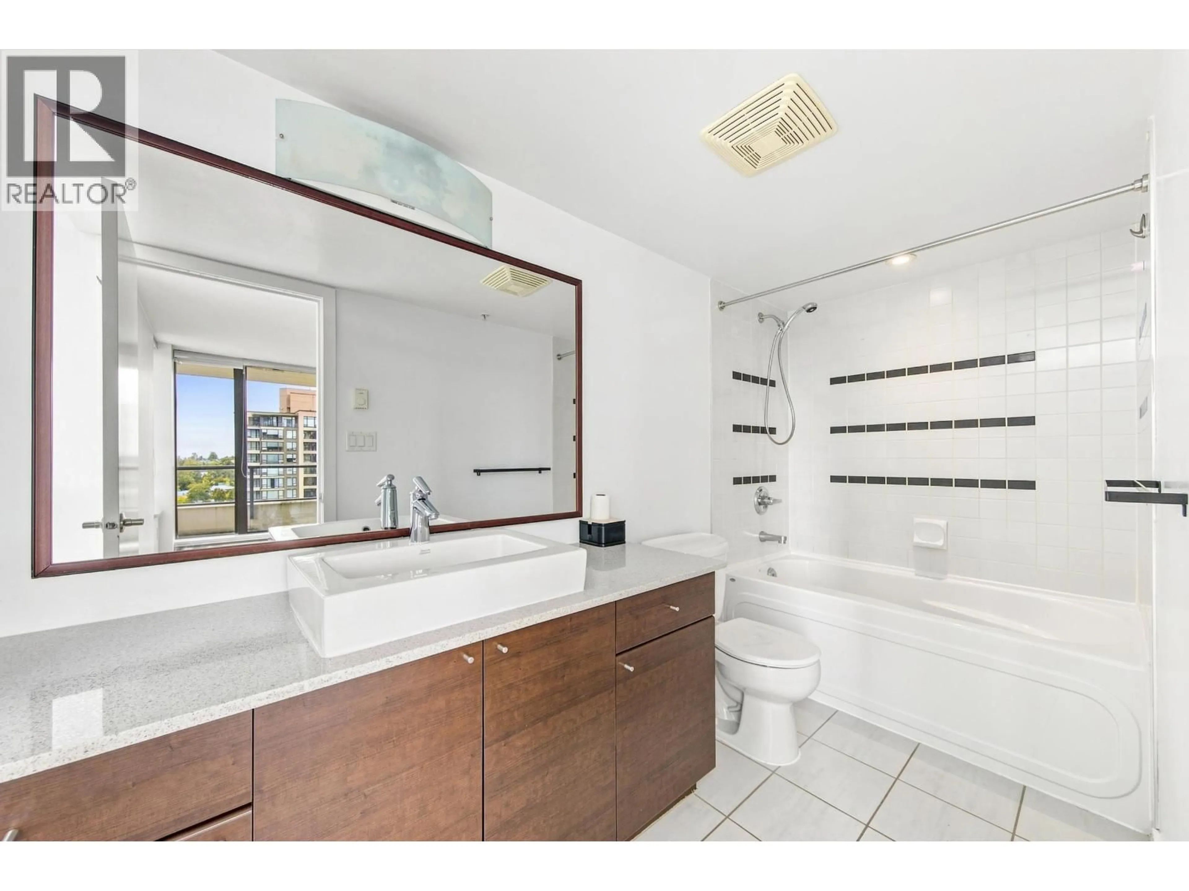 Standard bathroom, ceramic/tile floor for 1806 - 4182 DAWSON STREET, Burnaby British Columbia V5C0A4
