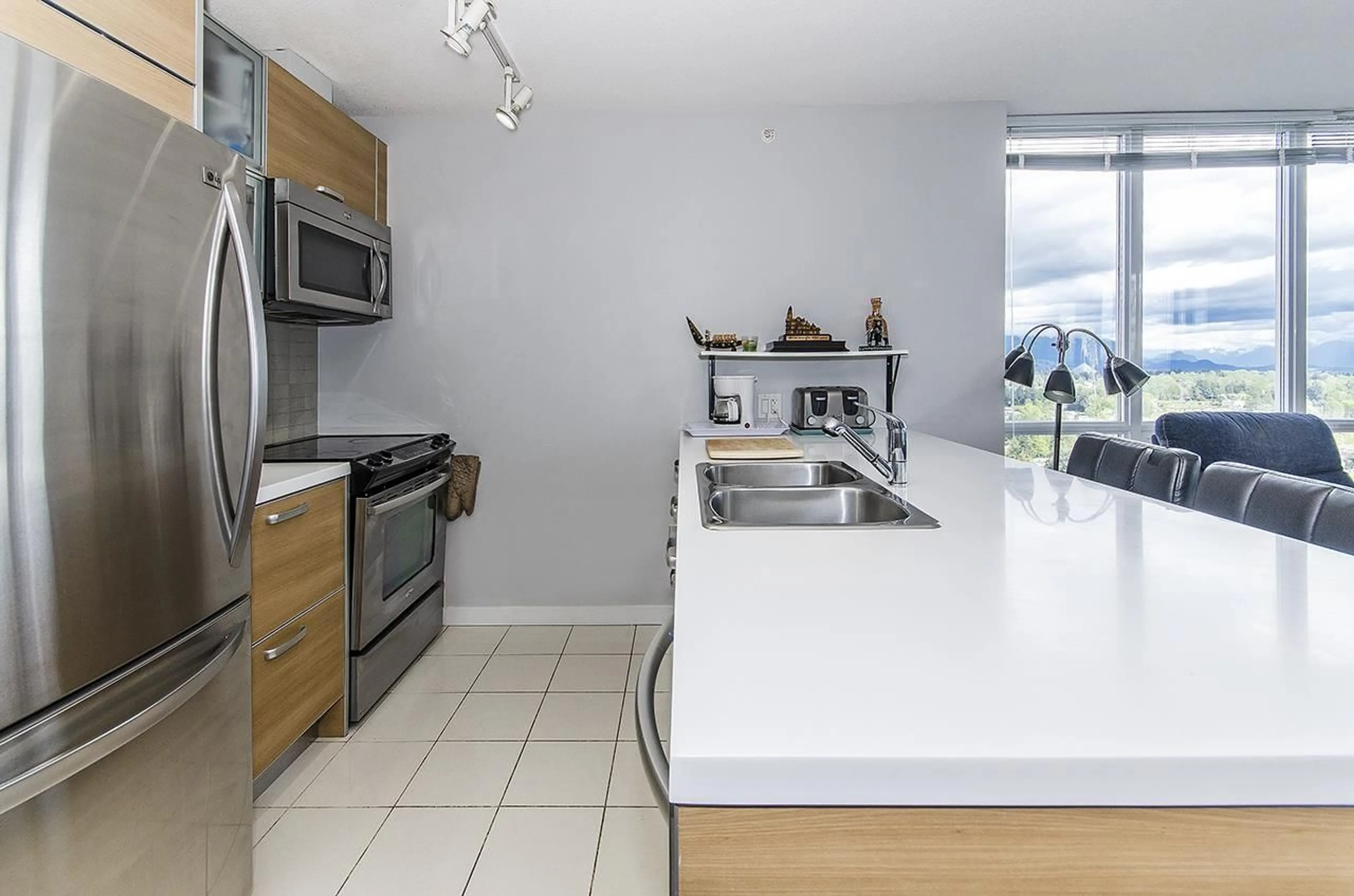 Standard kitchen, ceramic/tile floor for 3407 - 13688 100 AVENUE, Surrey British Columbia V3T0G5