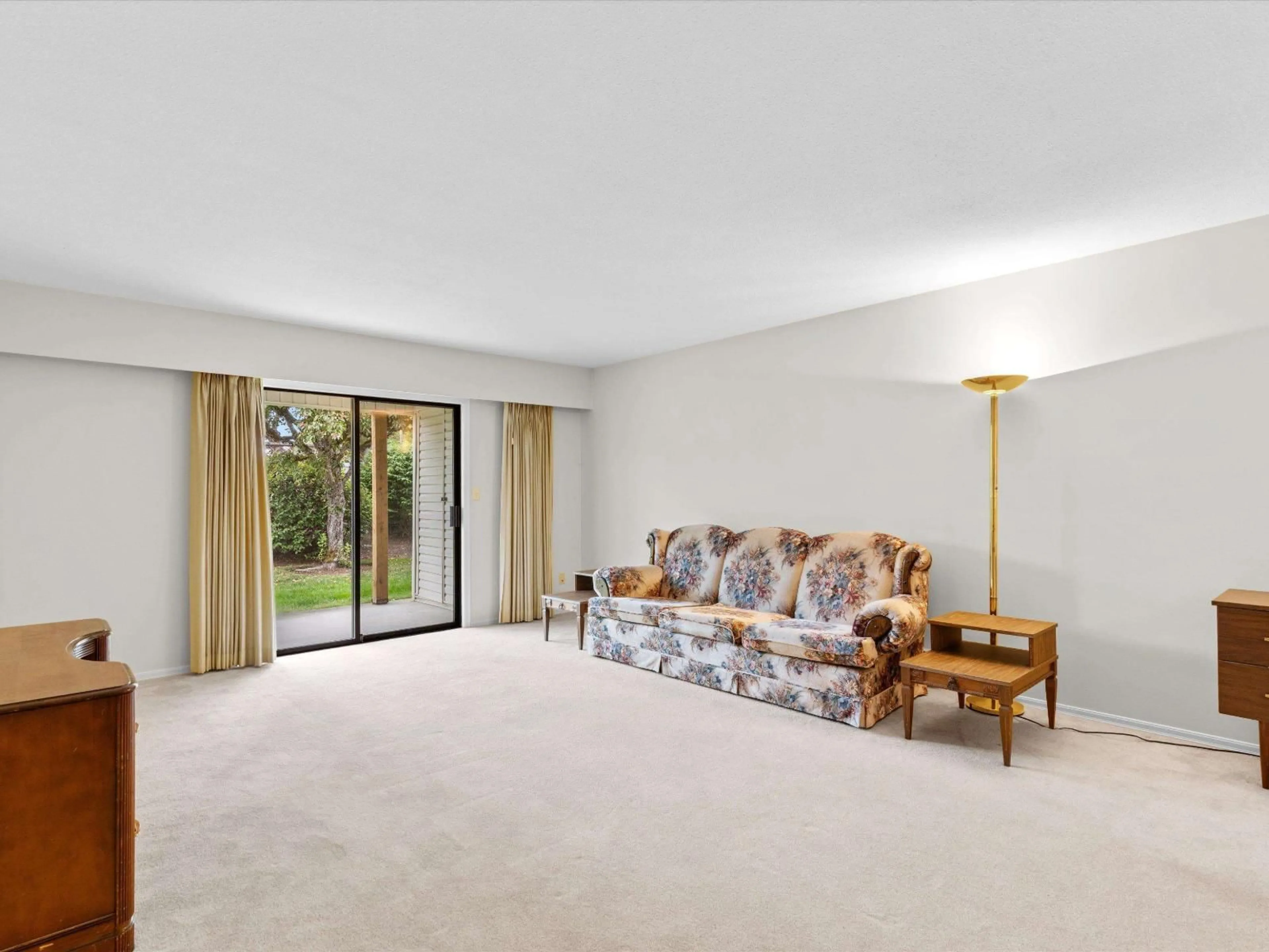 Living room with furniture, carpet floor for 2 - 32718 GARIBALDI DRIVE, Abbotsford British Columbia V2T5T6