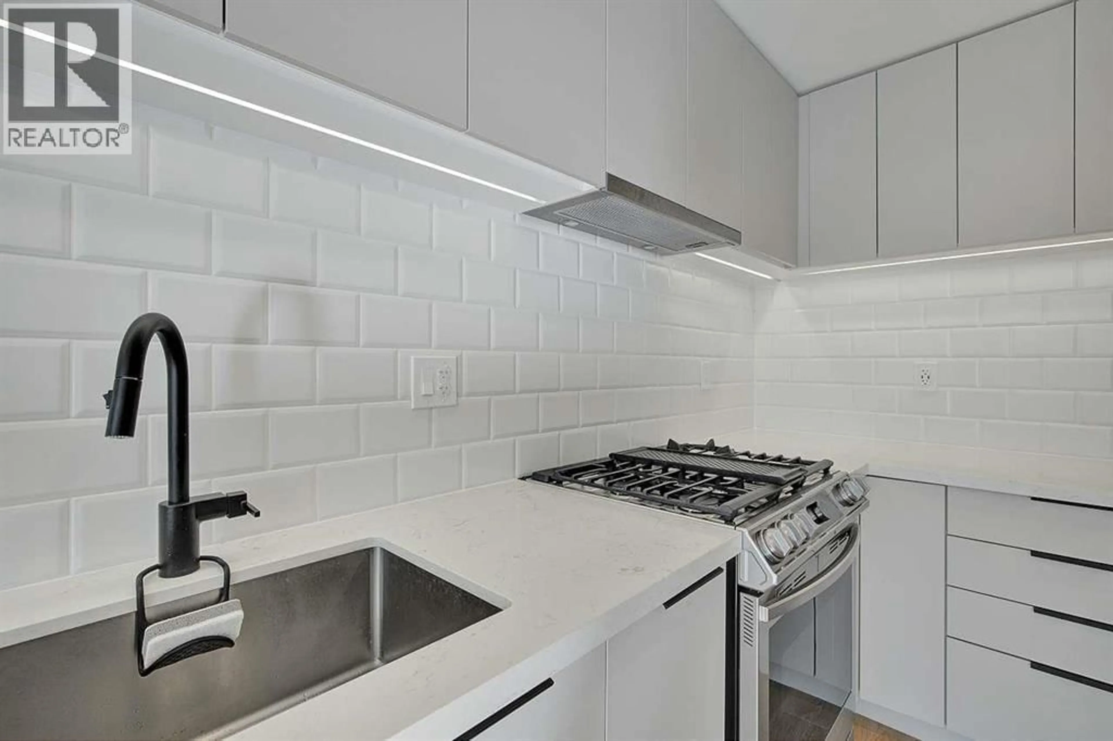 Standard kitchen, ceramic/tile floor for 410 - 3018 ST GOERGE STREET, Port Moody British Columbia V3H2H7