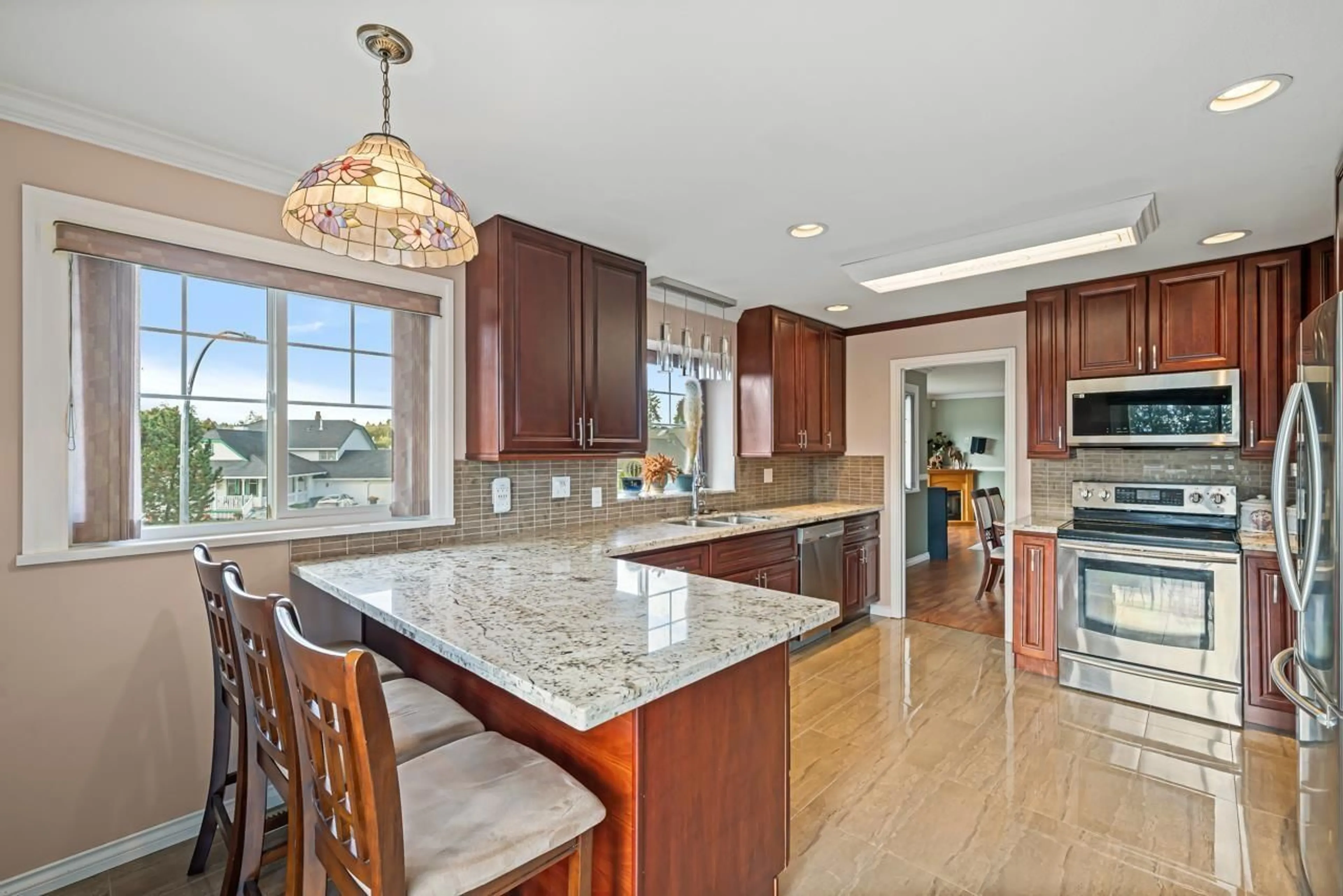 Open concept kitchen, ceramic/tile floor for 6588 148A STREET, Surrey British Columbia V3S7A2