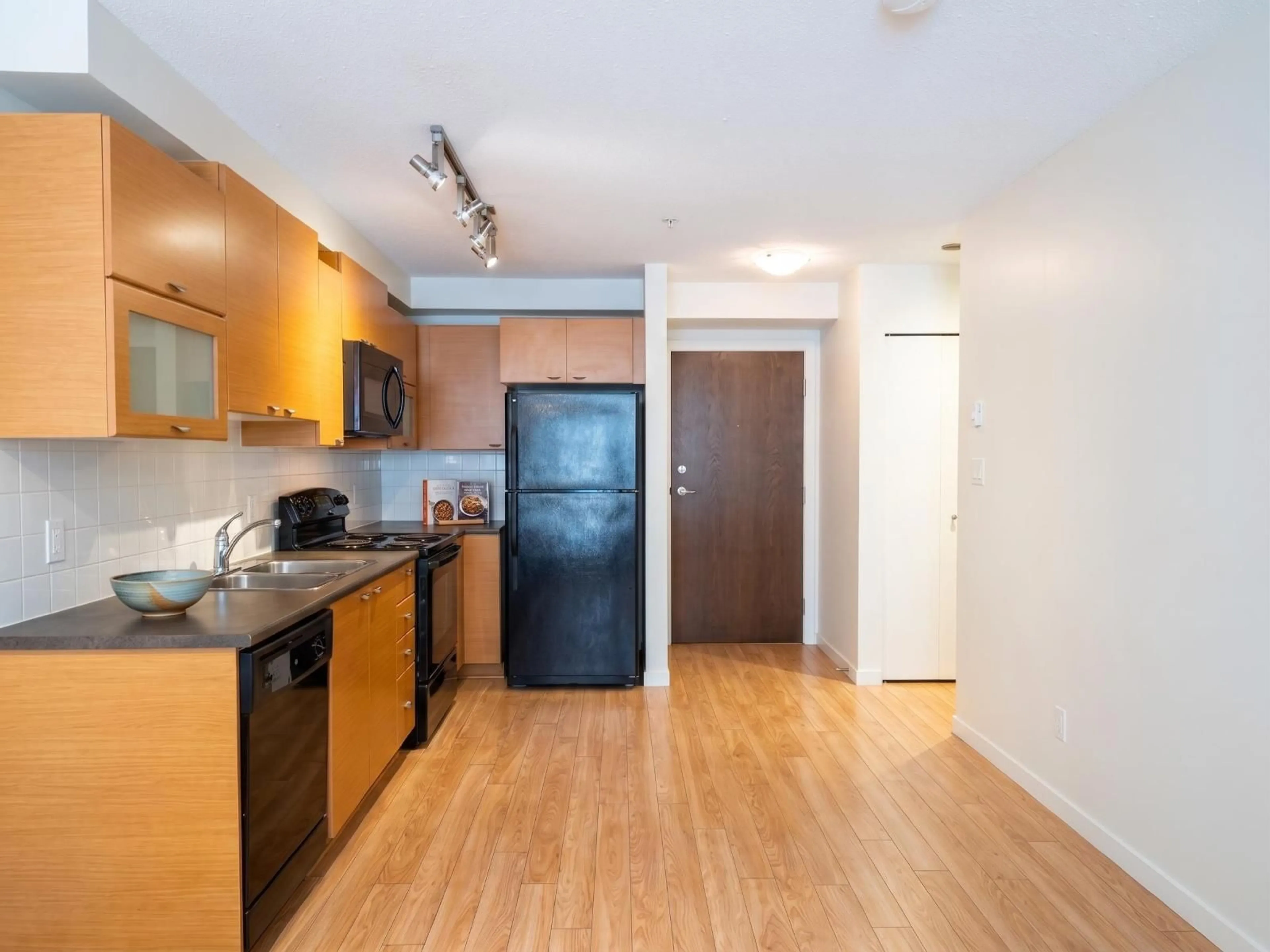 Standard kitchen, wood/laminate floor for 115 - 10707 139 STREET, Surrey British Columbia V3T0B2