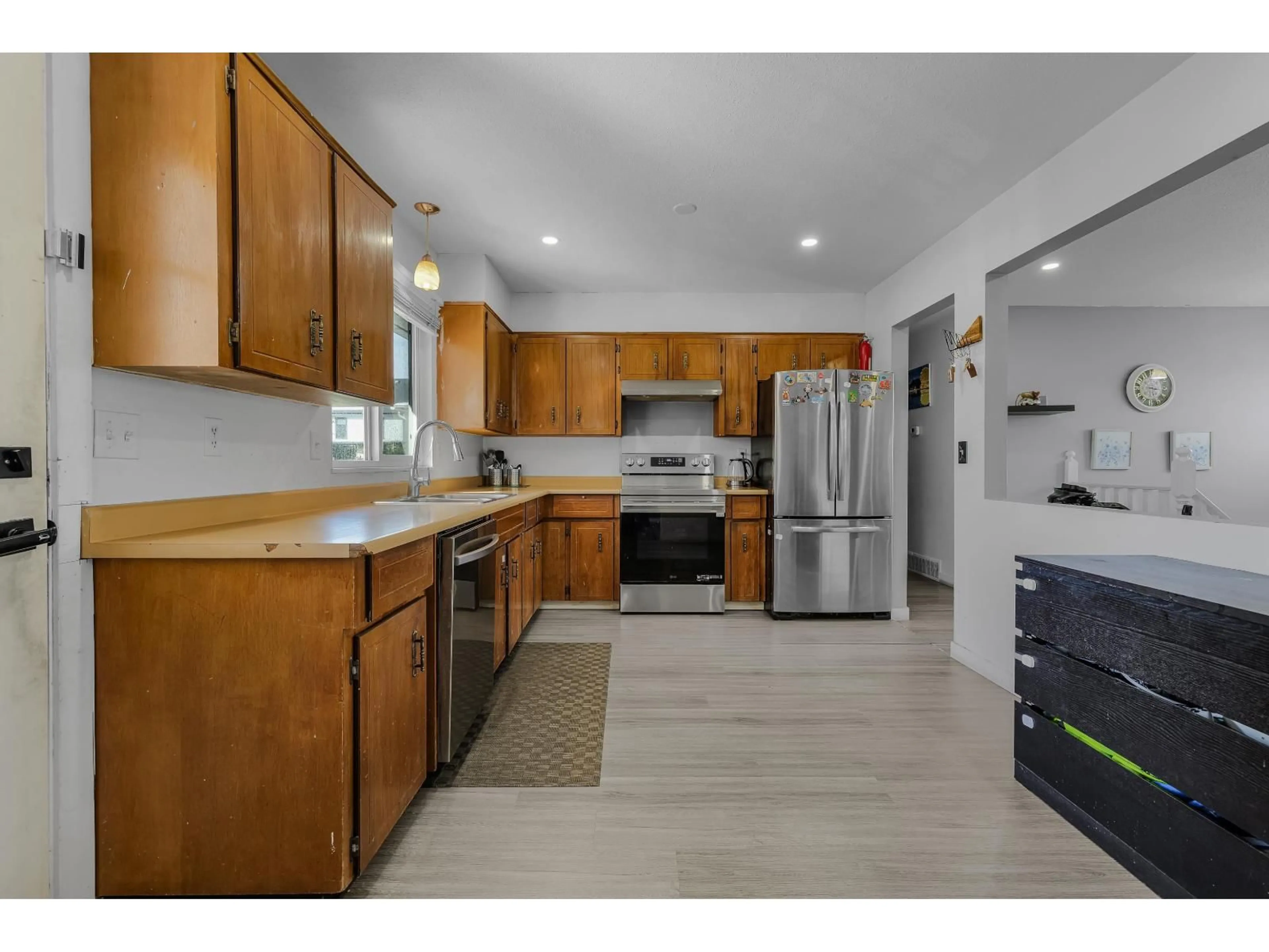 Open concept kitchen, ceramic/tile floor for 2011 MCMILLAN ROAD, Abbotsford British Columbia V2S4Y3