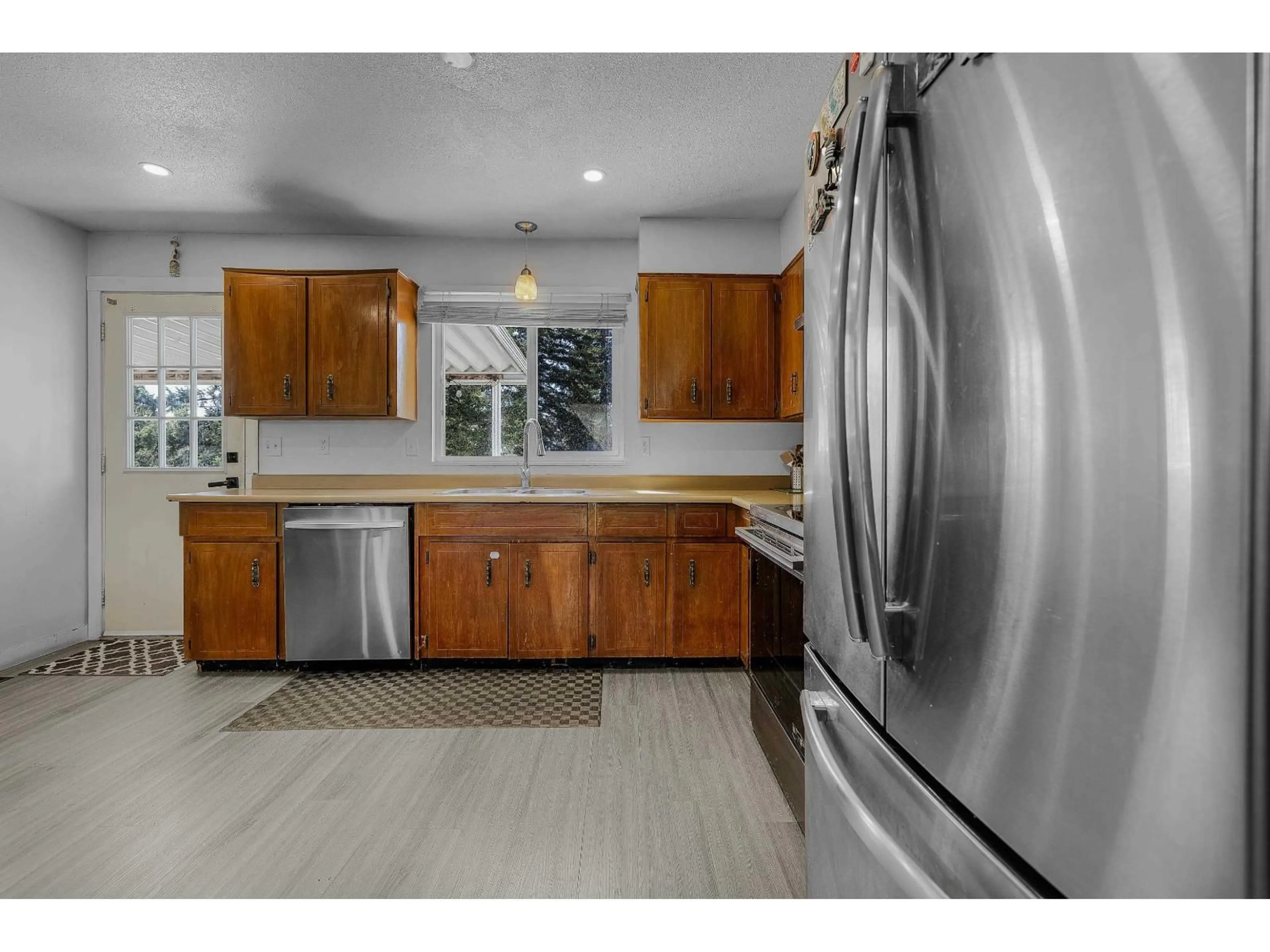 Open concept kitchen, ceramic/tile floor for 2011 MCMILLAN ROAD, Abbotsford British Columbia V2S4Y3